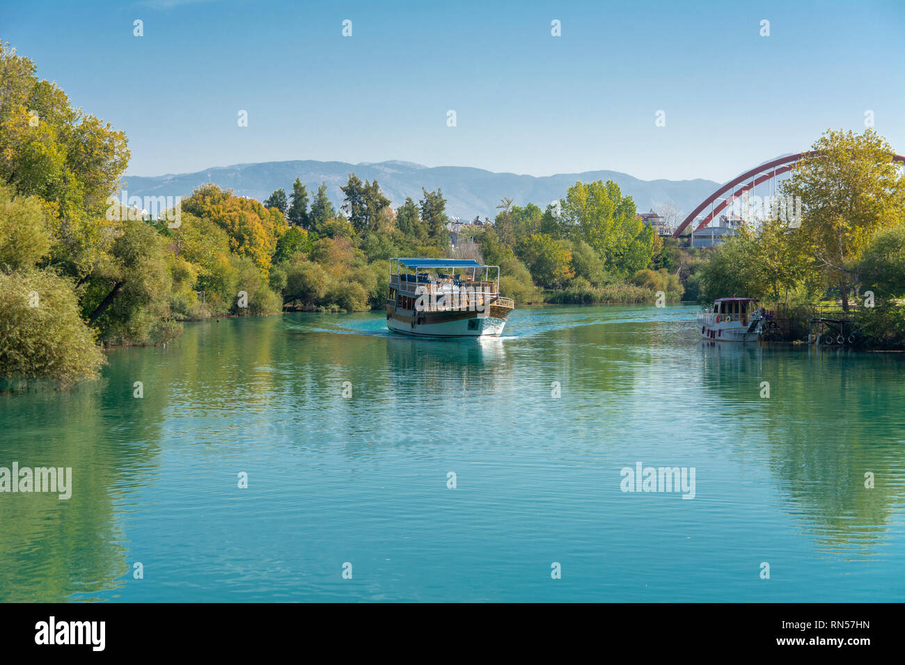 Weiß mit dem Schnellboot auf dem Hintergrund der Küste und blauer Himmel. Fotos des Schiffes vom Meer. Das Konzept der Sommer Ferien, Sport, Tourismus Stockfoto