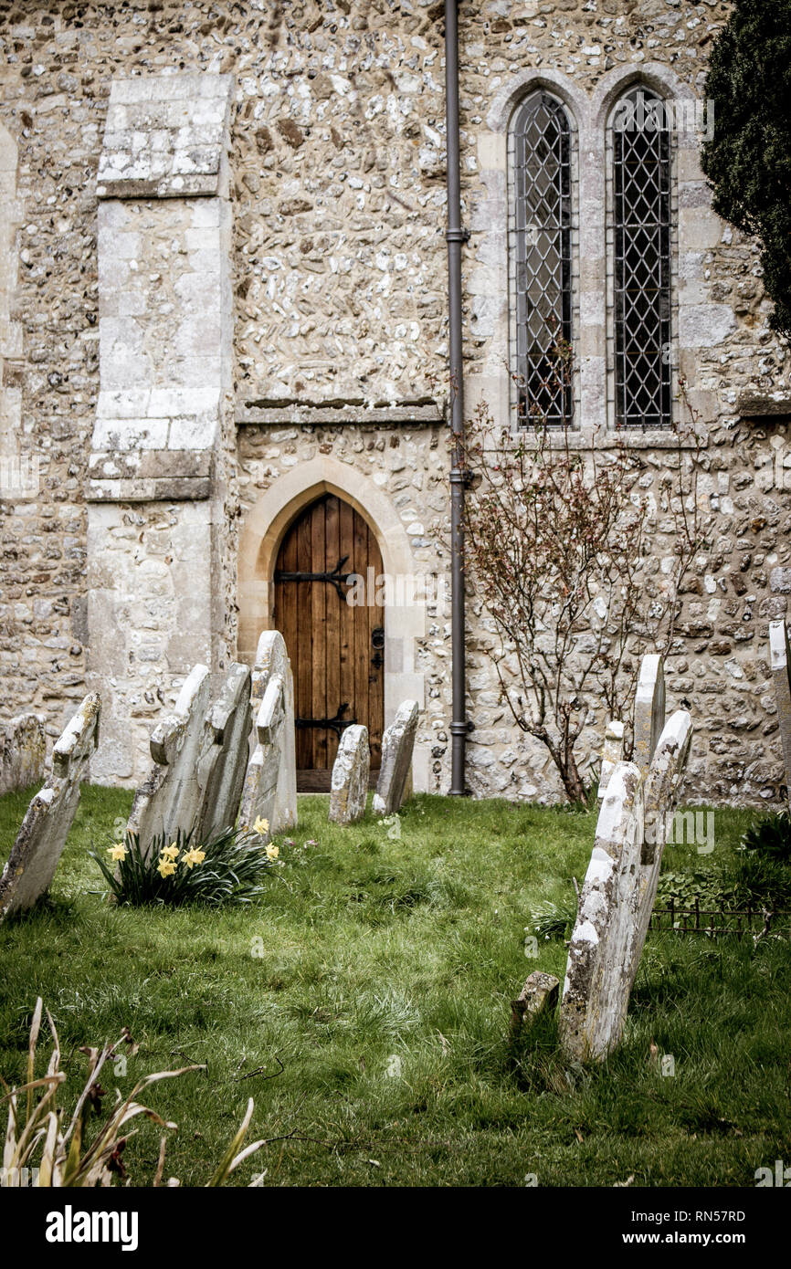 Alte hölzerne Englische Kirche und Friedhof Stockfoto