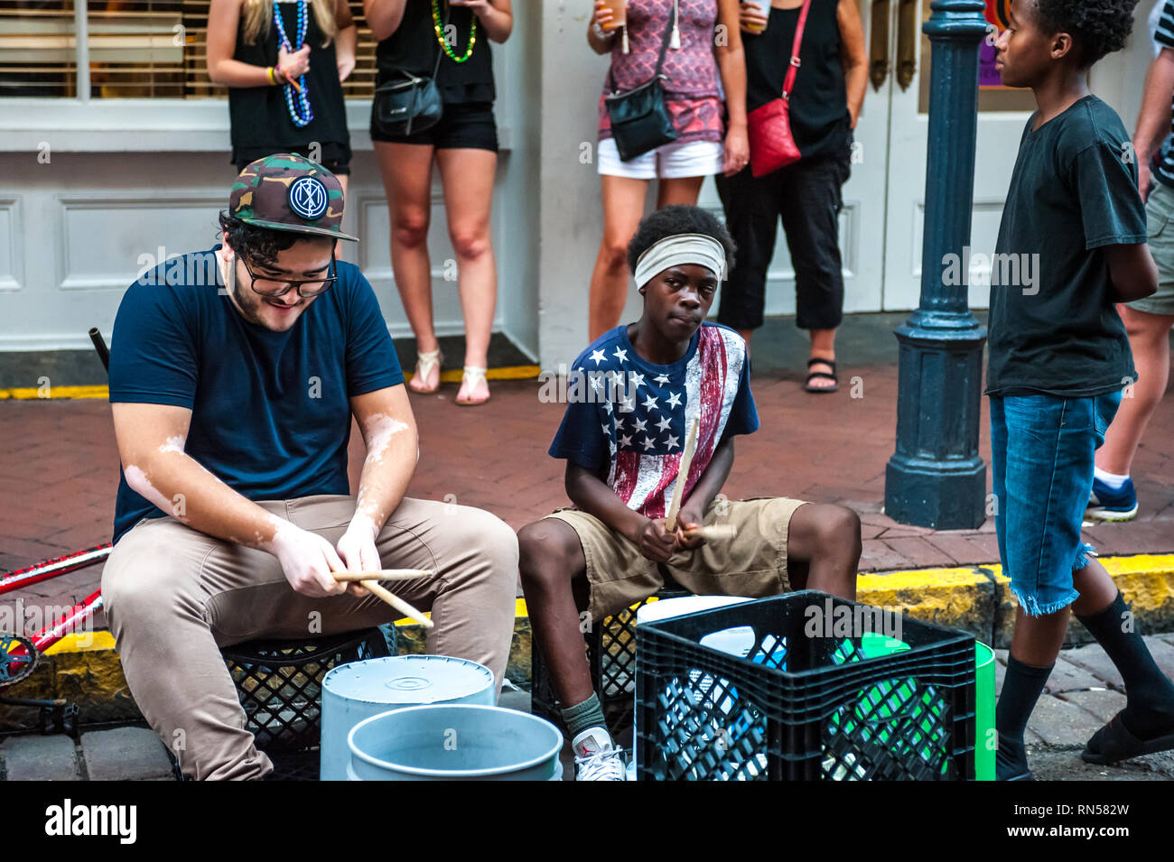 Live Drumming Sitzung in der Bourbon Street im French Quarter, New Orleans, Louisiana, Vereinigte Staaten von Amerika Stockfoto