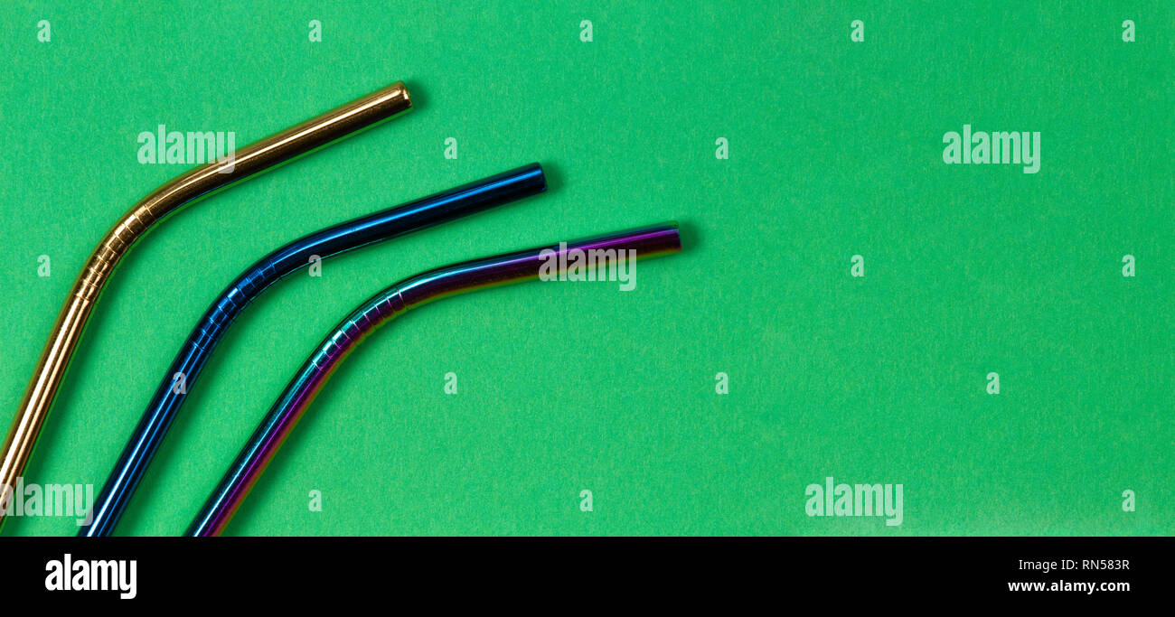 Umweltfreundliche Edelstahl wiederverwendbar Strohhalme auf grünem Hintergrund Stockfoto