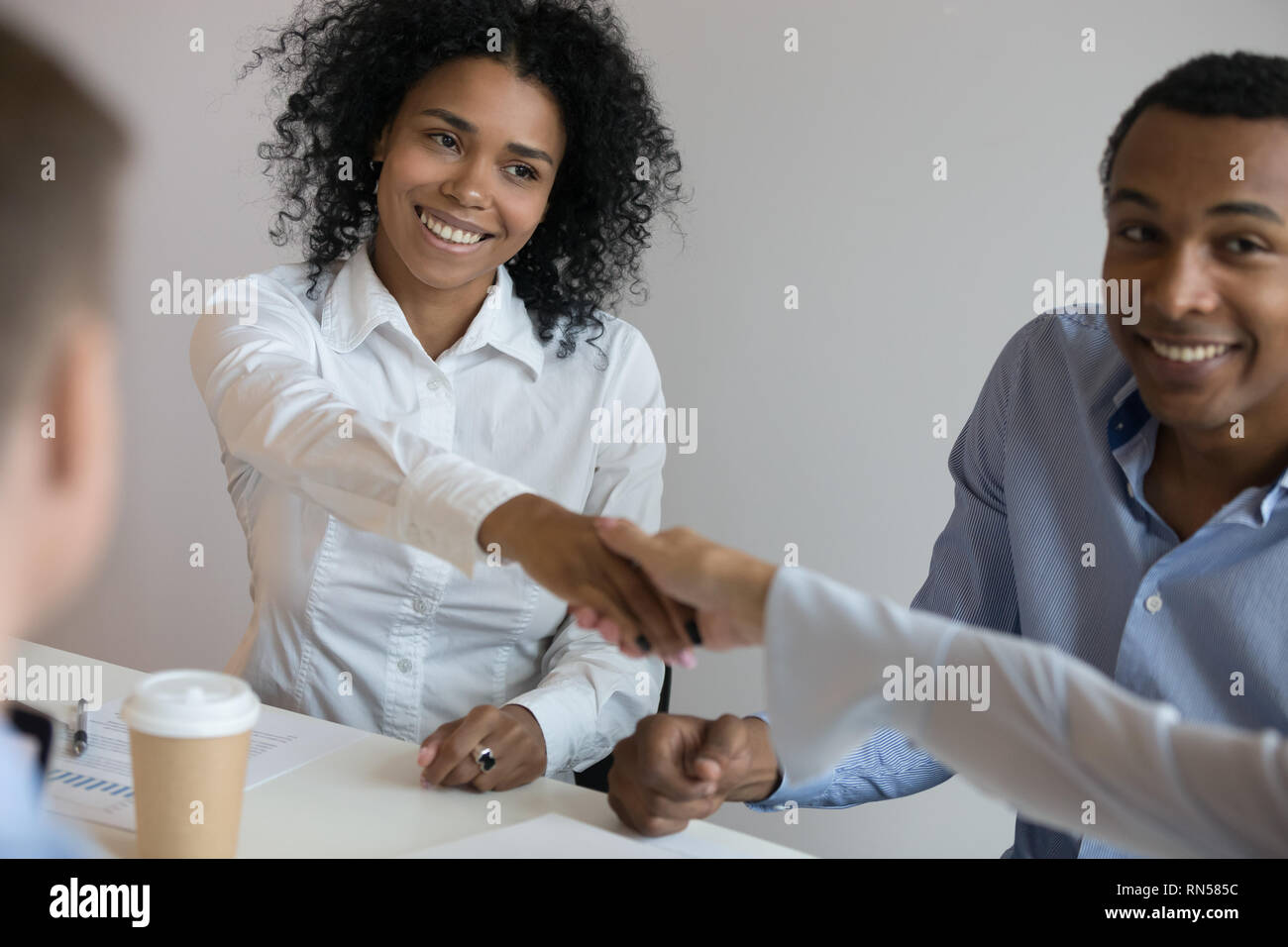 Afrikanische Geschäftsfrau Händeschütteln mit Business Partner Stockfoto