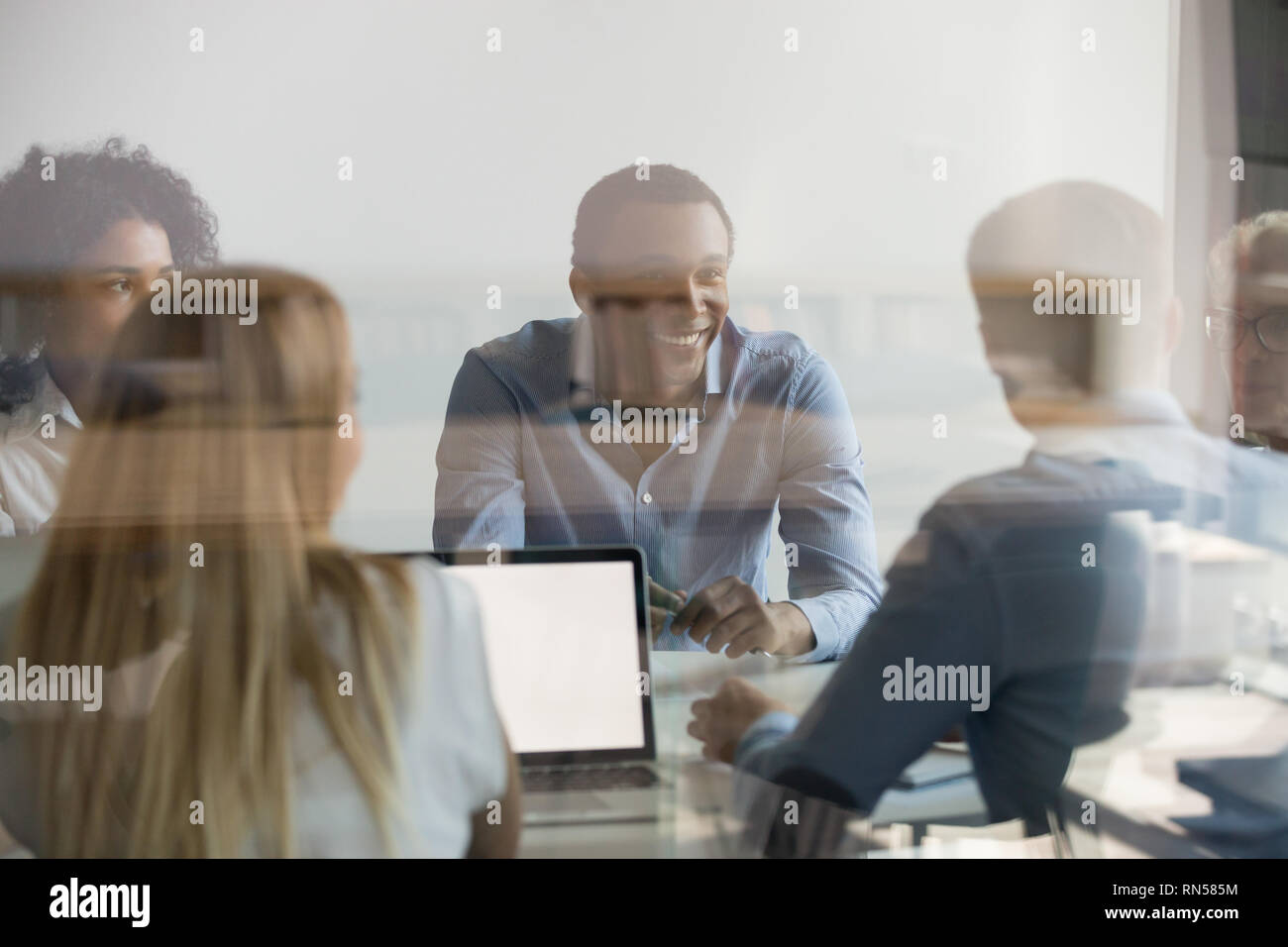 Geschäftsleute, die Verhandlung im Sitzungssaal Blick durch die Glaswand Stockfoto