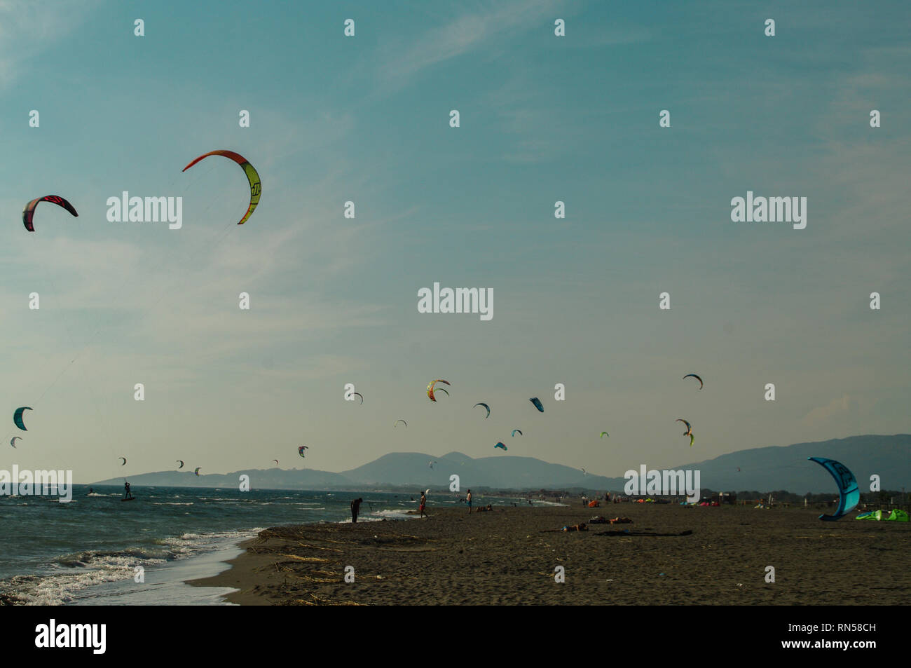 Kitesurfer am Strand von Ada Bojana in Montenegro Stockfoto