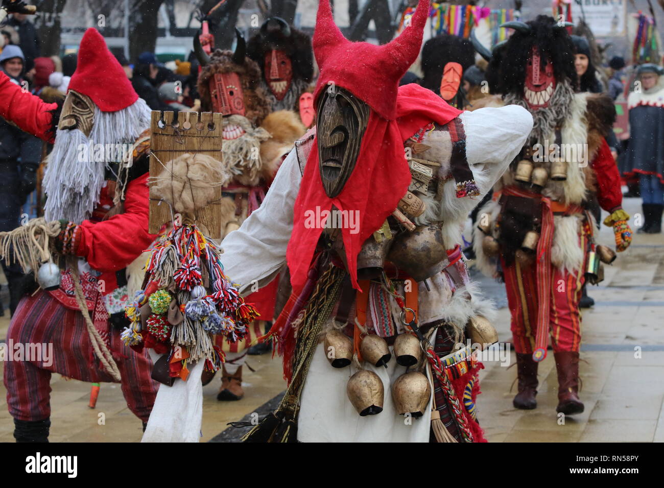 Masquerade Festivals Surva in Pernik, Bulgarien. Leute mit Maske genannt Kukeri Tanz und führen Sie die bösen Geister zu verscheuchen. Stockfoto