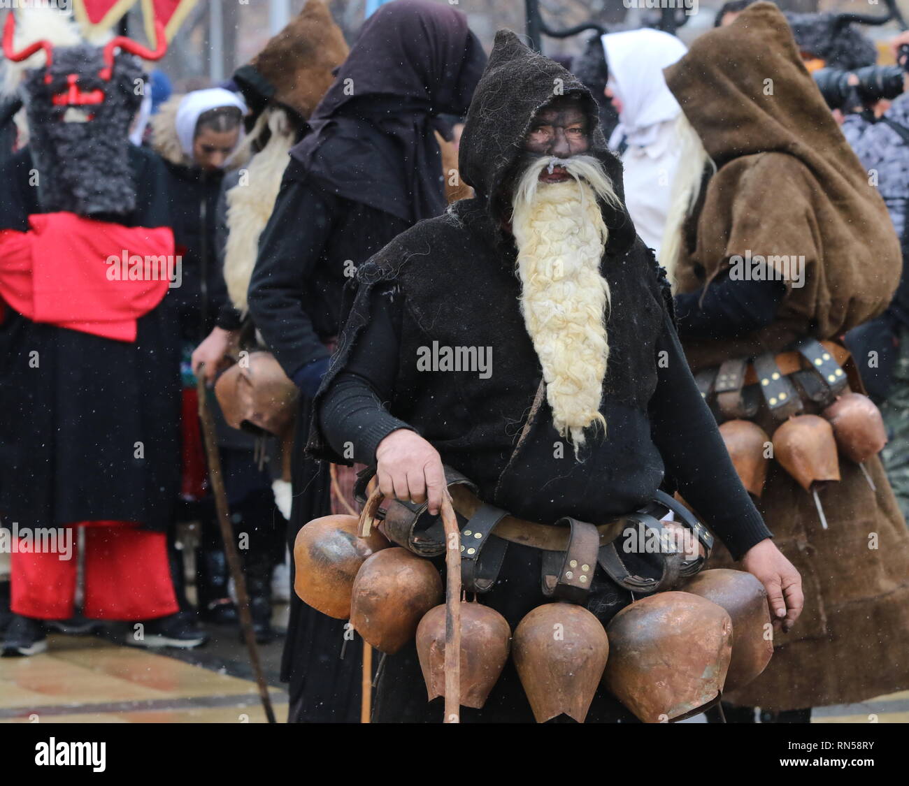 Masquerade Festivals Surva in Pernik, Bulgarien. Leute mit Maske genannt Kukeri Tanz und führen Sie die bösen Geister zu verscheuchen. Stockfoto