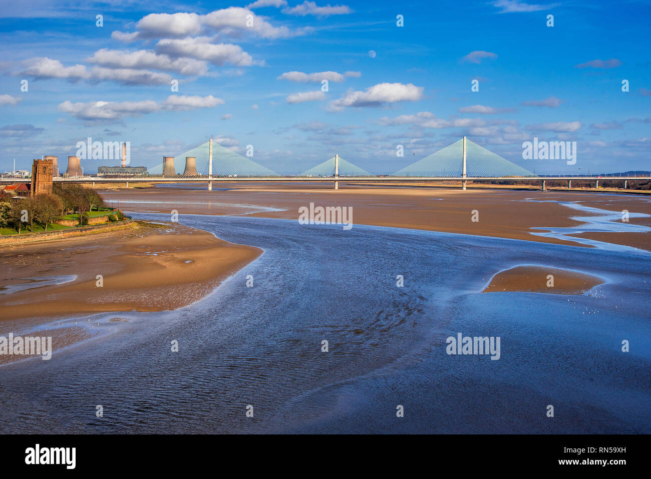 Den Fluss Mersey Gateway Bridge aus dem alten Queensway Brücke gesehen. Stockfoto