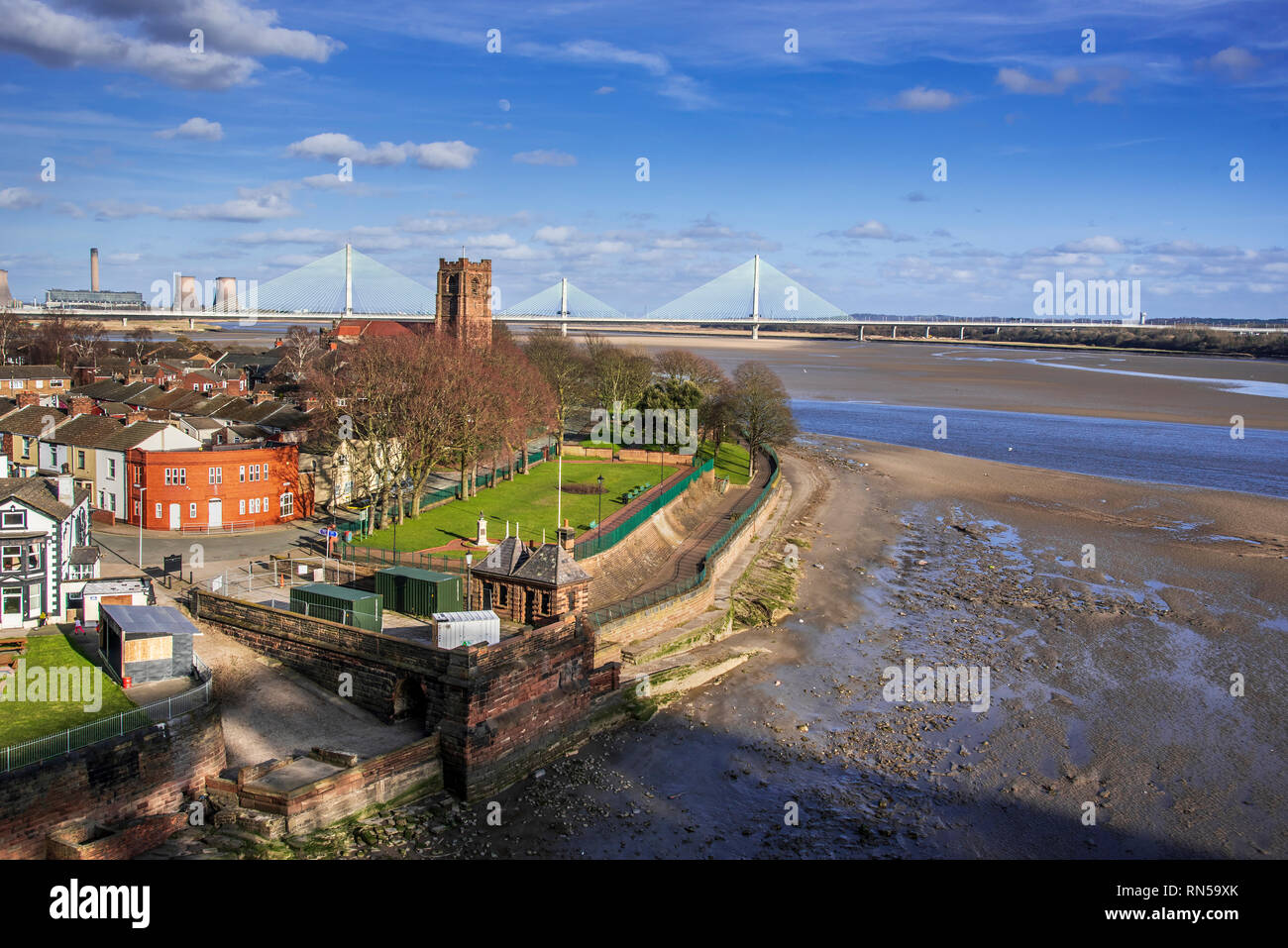 Den Fluss Mersey Gateway Bridge aus dem alten Queensway Brücke gesehen. Stockfoto