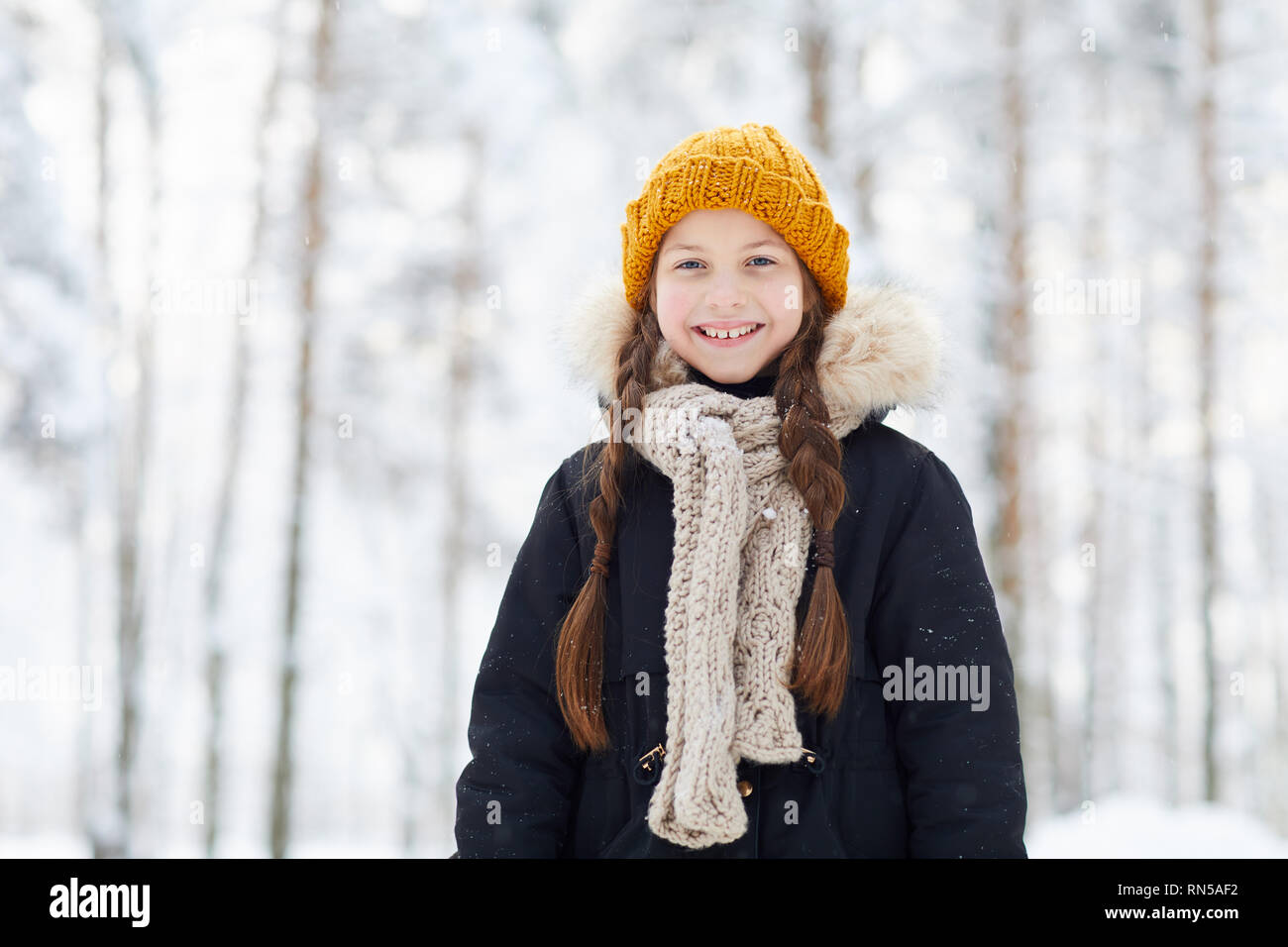 Gerne kleine Mädchen im Winter Stockfoto