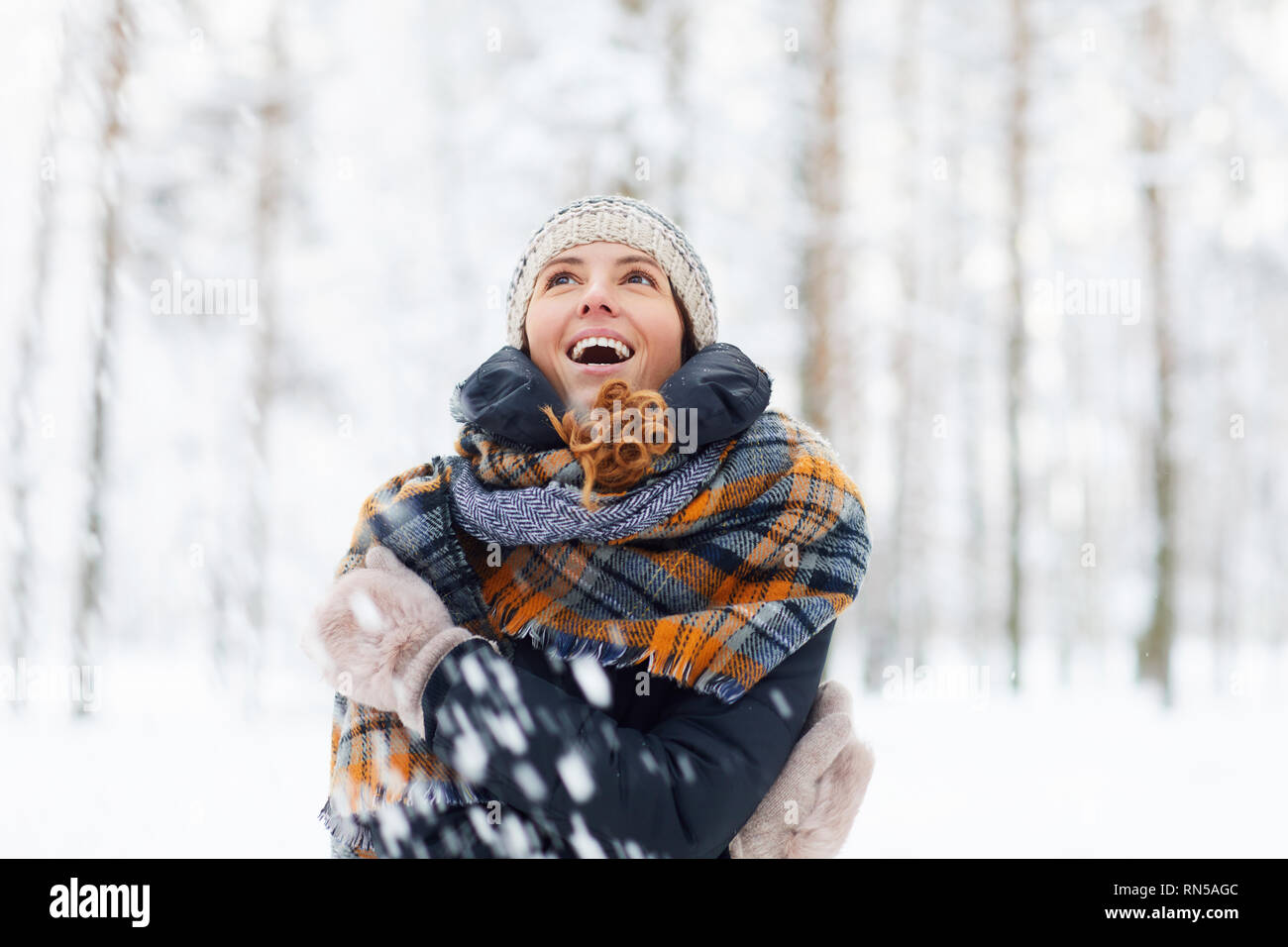 Junge Frau genießen Winter Stockfoto