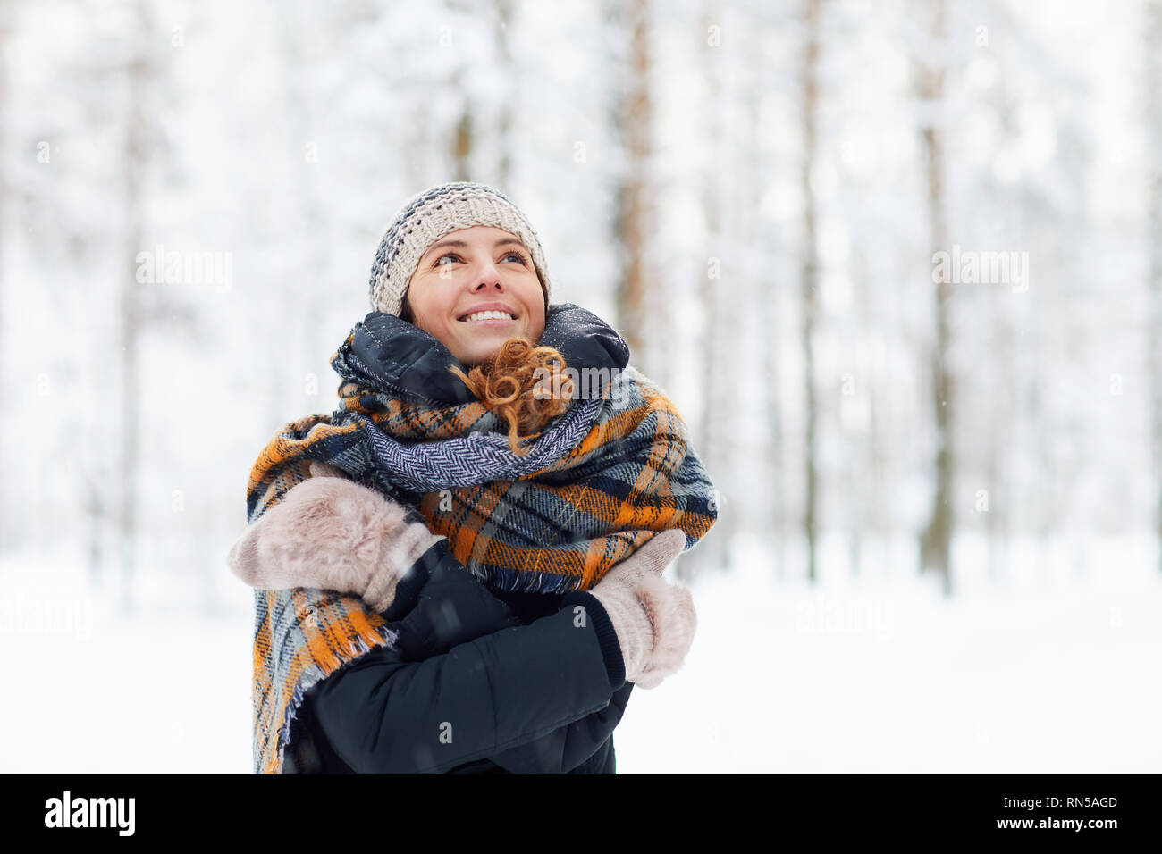 Glückliche junge Frau genießen Winter Stockfoto