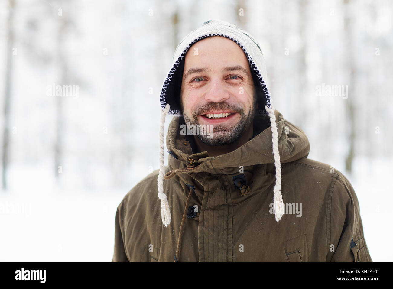 Lächelnd erwachsenen Mann im Winter Stockfoto