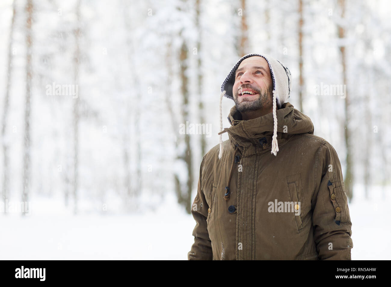 Lächelnd erwachsenen Mann genießen Winter Stockfoto