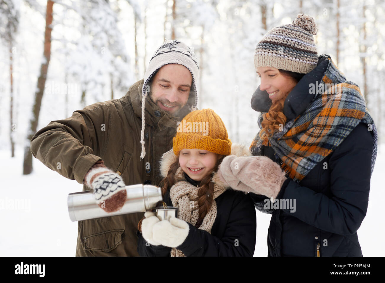 Happy Family Tee trinken Winter Stockfoto