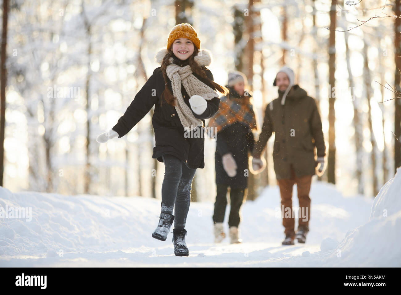 Happy girl Läuft im Winter Wald Stockfoto