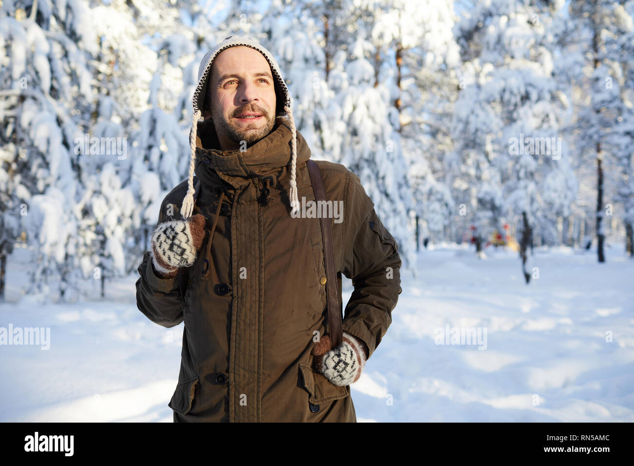 Mann genießen Winter Wanderung Stockfoto