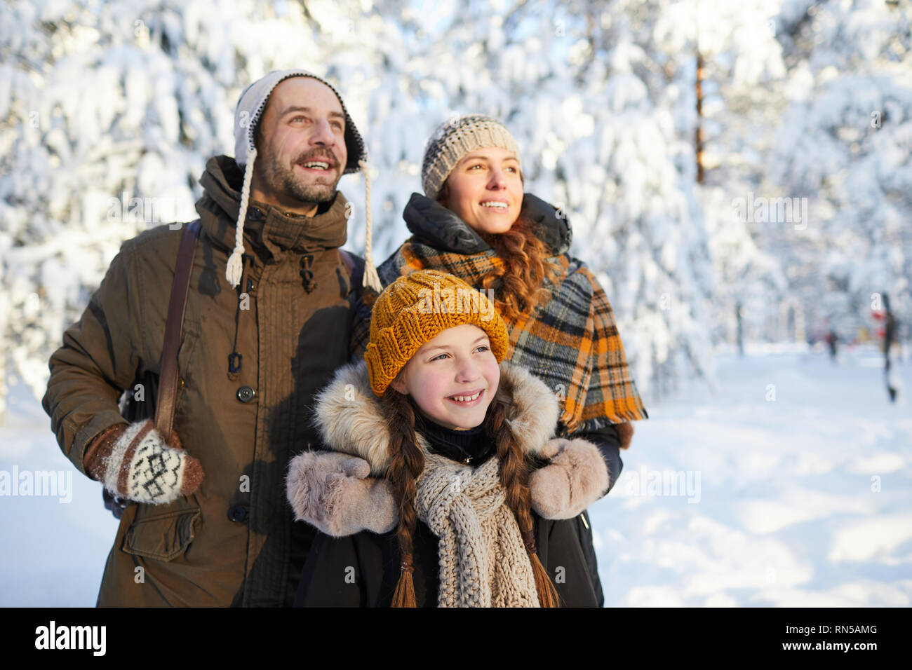 Verträumt Familie im Winter Stockfoto