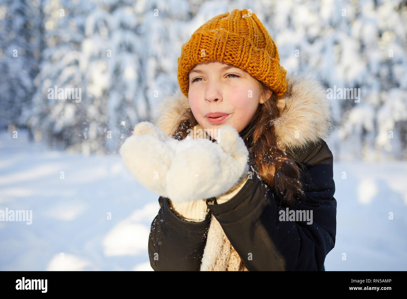 Mädchen spielen mit Schnee Stockfoto