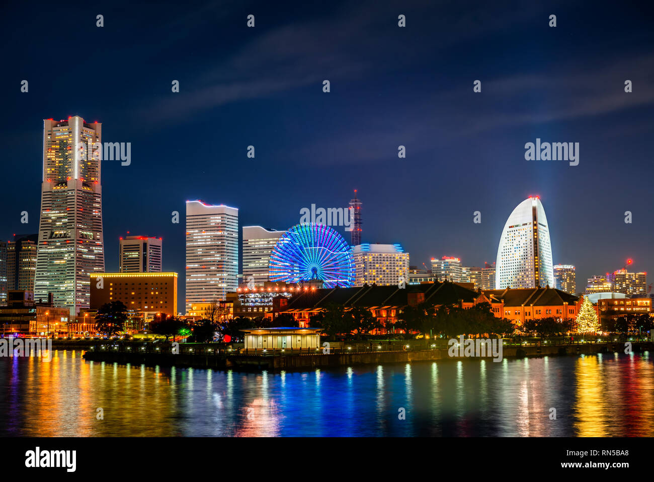 Schöne Nacht Blick auf die Skyline der Stadt MinatoMirai in Yokohama City, Präfektur Kanagawa, Japan Stockfoto