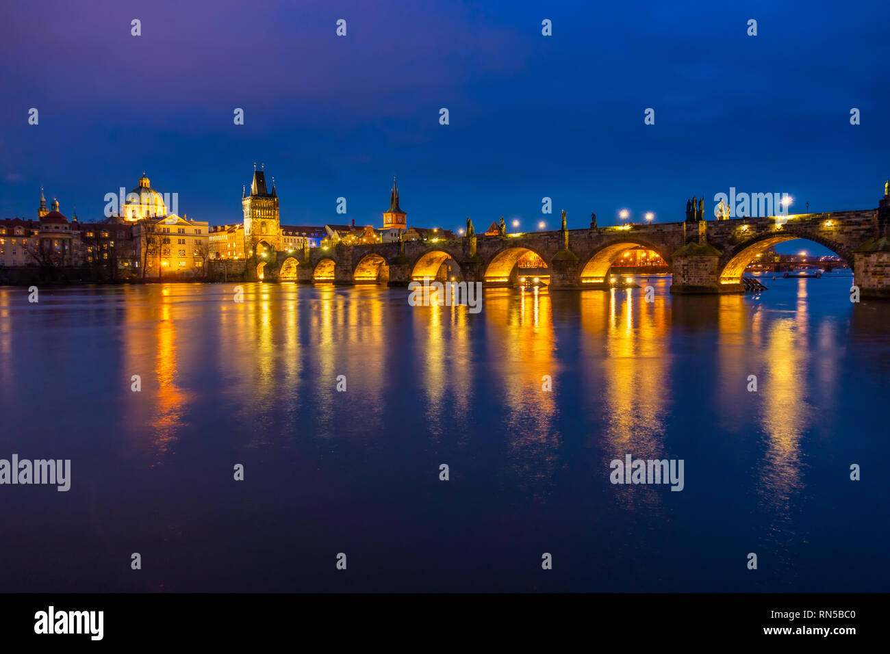 Schöne Antenne Sonnenuntergang Szene der Karlsbrücke über die Moldau in Prag, Tschechische Republik Stockfoto