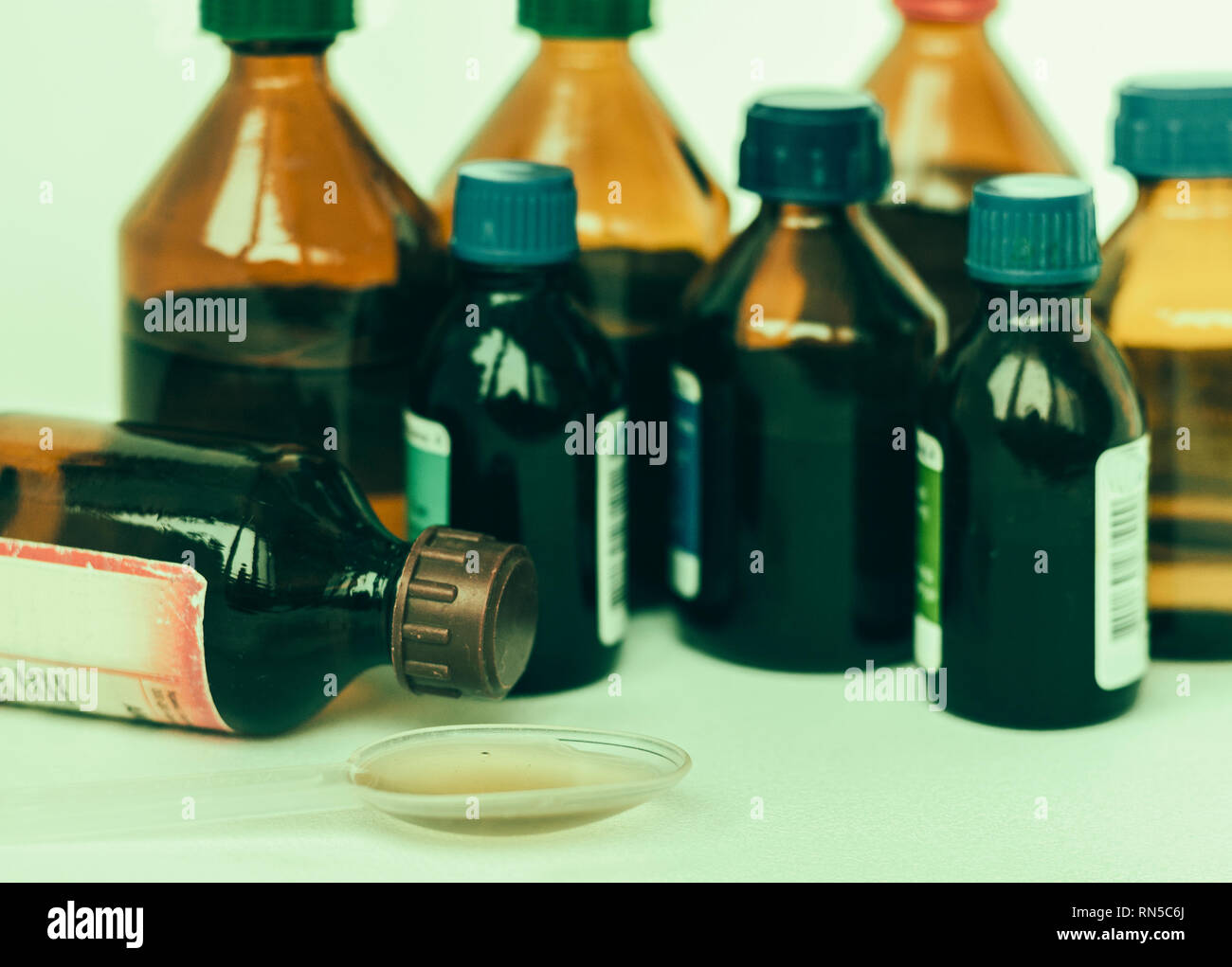 Medizin Flaschen auf weißem Hintergrund mit Kopie Platz für Text, retro Konzept closeup Stockfoto