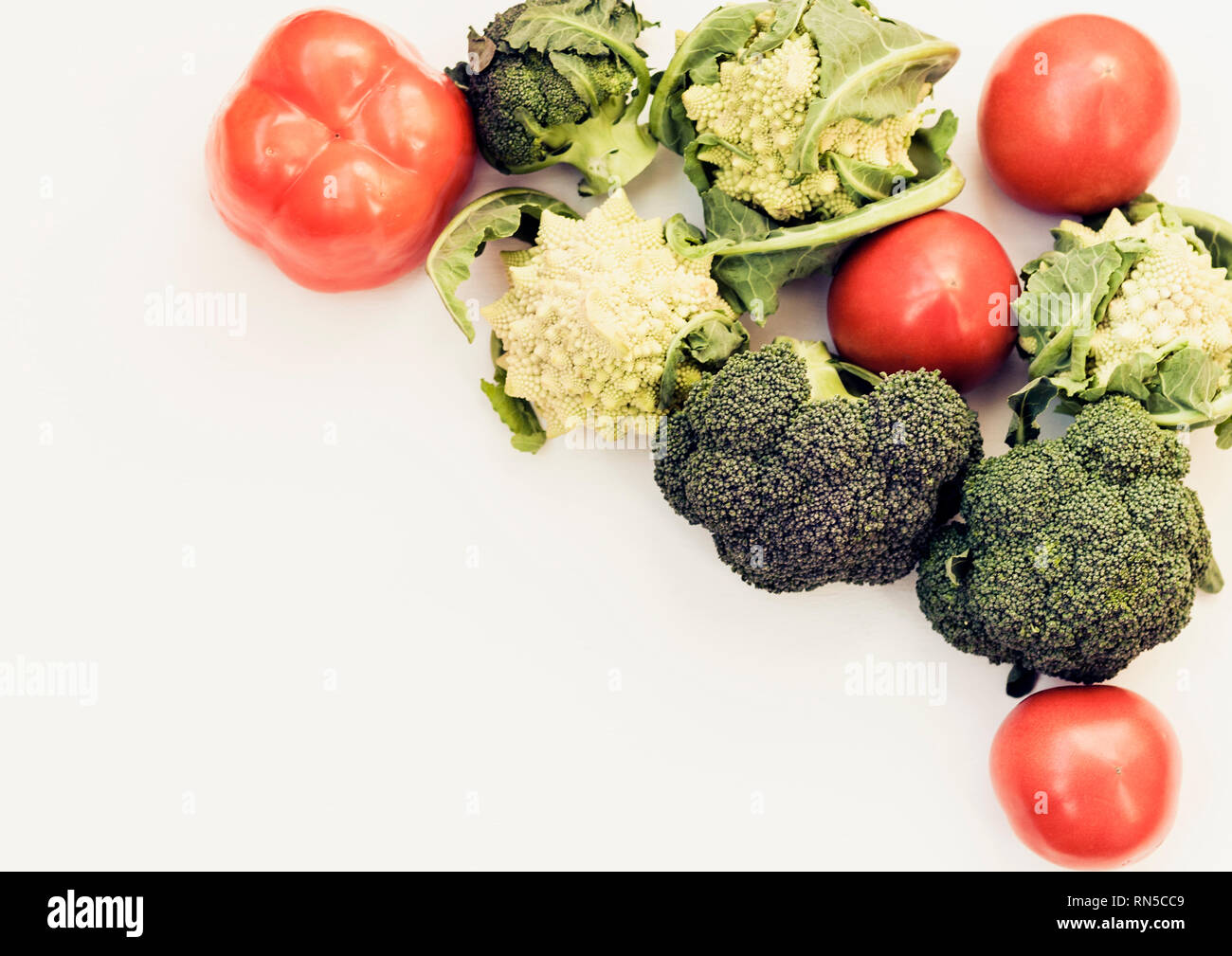 Auf Basis pflanzlicher Rohkost Gemüse der Saison Hintergrund, veganes Essen Zutaten zum Kochen, Ansicht von oben Stockfoto