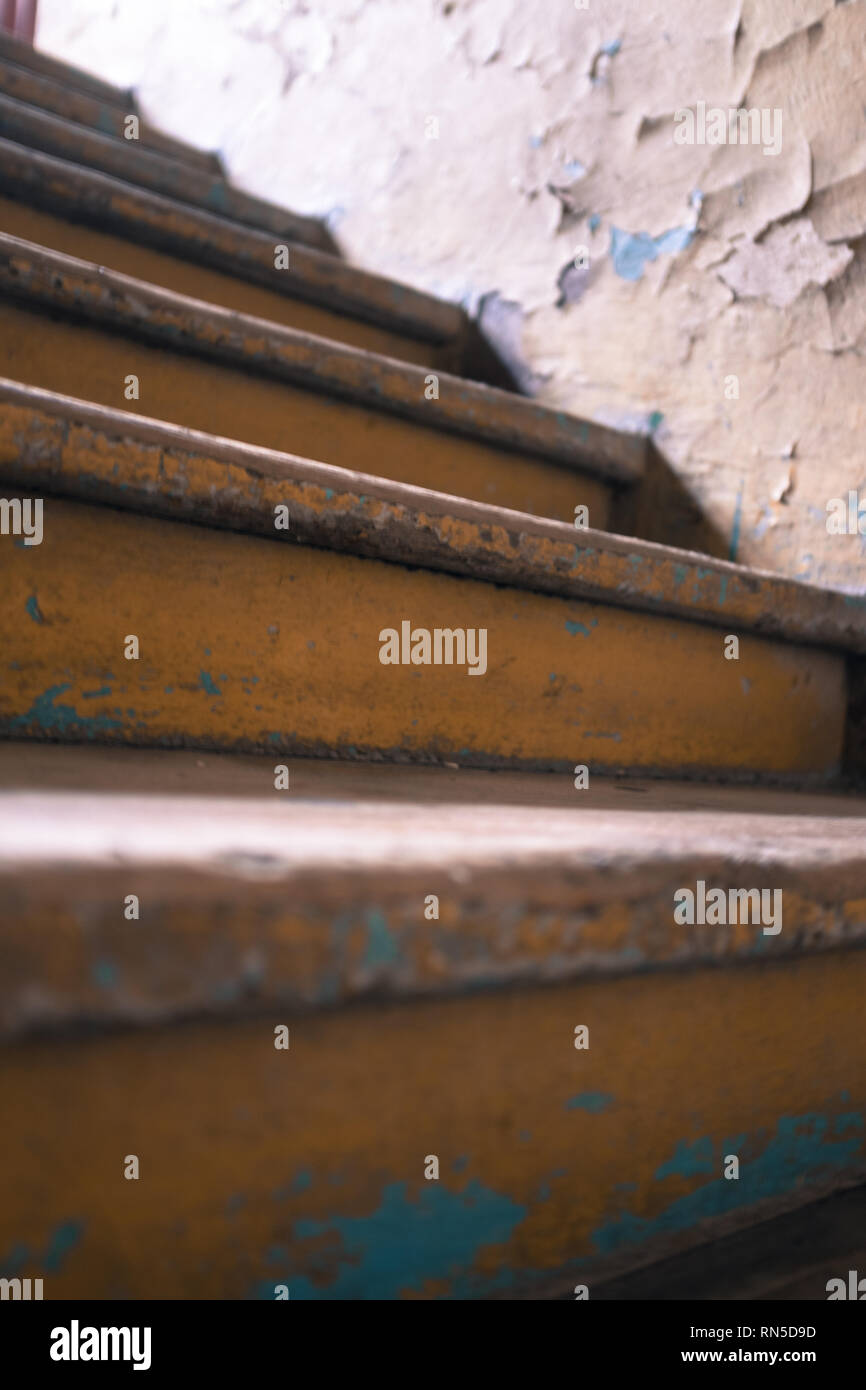 Treppen bis hin zu einem Licht mit zerbröckelnden Mauer und alte Farbe Stockfoto