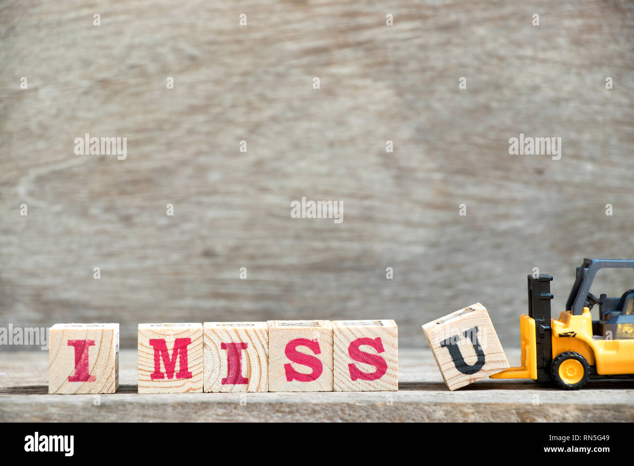 Spielzeug Gabelstapler Buchstaben gedrückt. block u Wort I u auf Holz Hintergrund verpassen abzuschließen Stockfoto