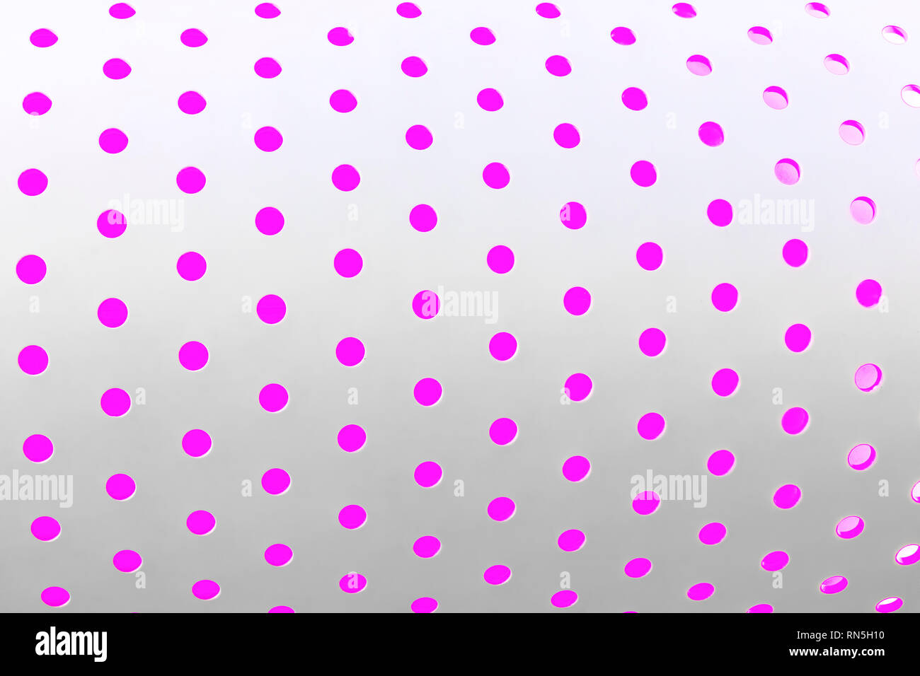 Pink Polka Dot auf weißem Hintergrund für Textur Stockfoto