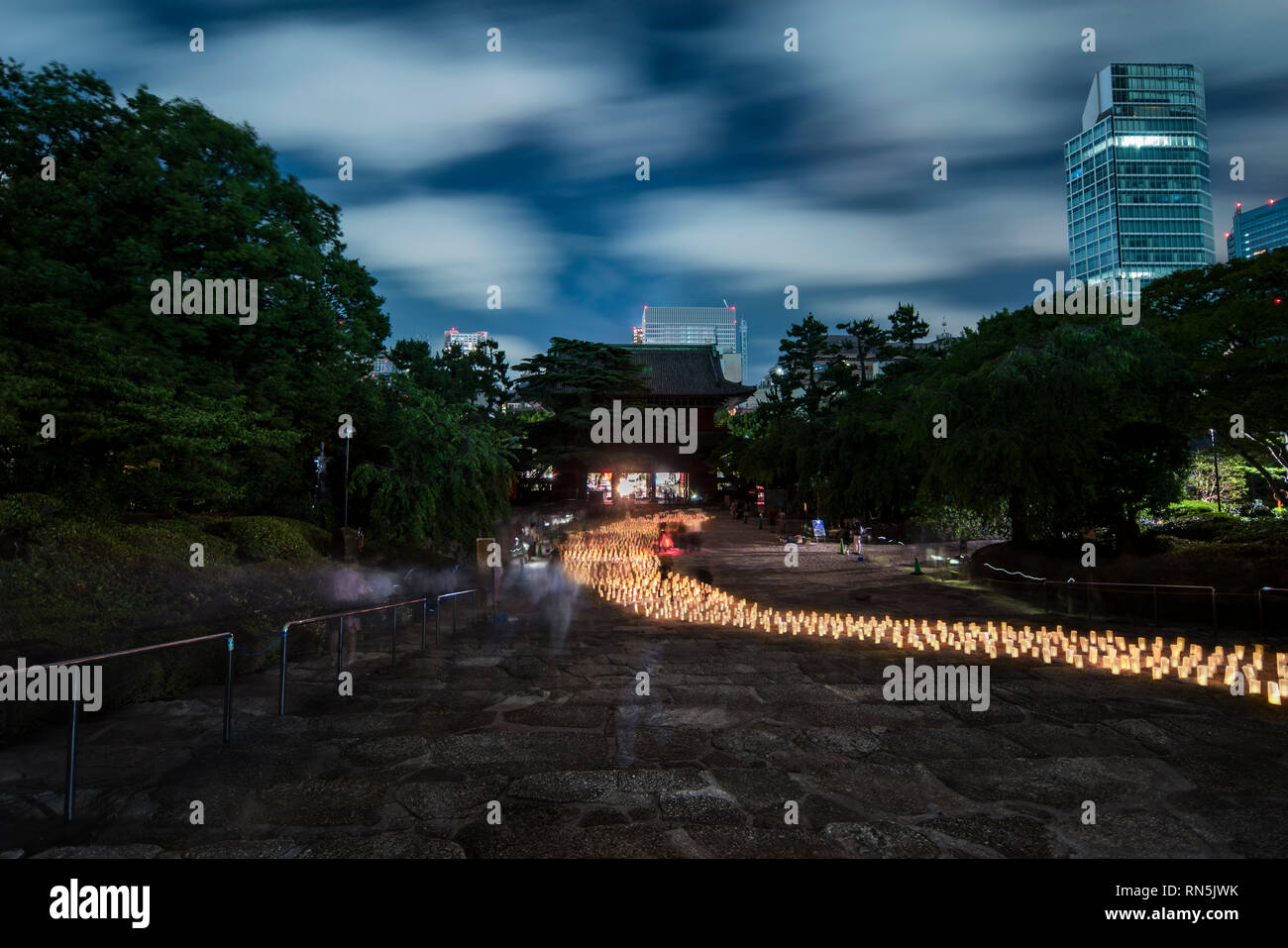 Japanische Laternen aus hand-made washi Reis papier in der Form einer Milchstraße beleuchtet die Steine der Schritte der Zojoji Tempel ne angeordnet Stockfoto