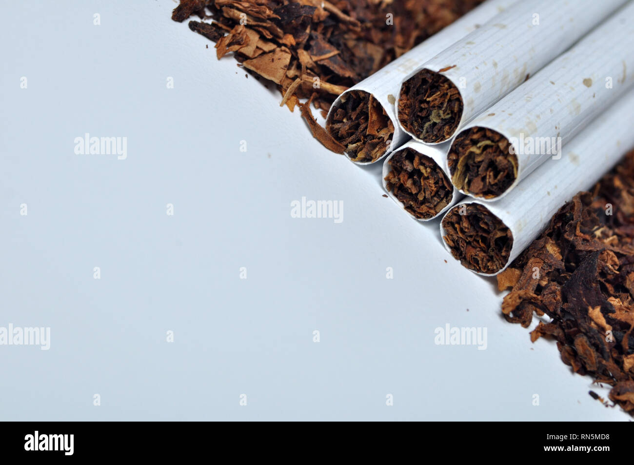 Nahaufnahme Von Zigaretten Weisser Hintergrund Stockfotografie Alamy