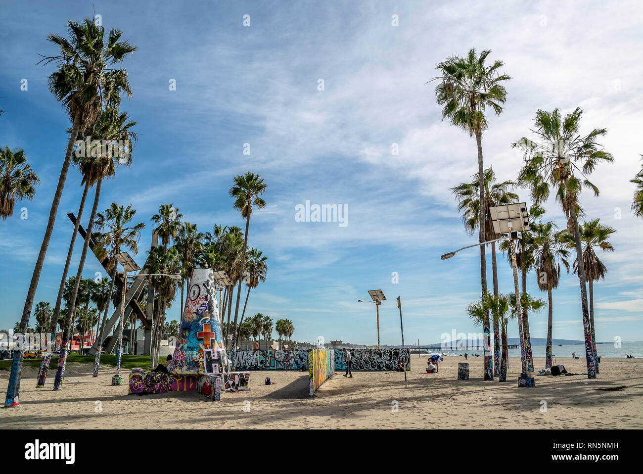 Wand mit Graffiti am Venice Beach Los Angeles Kalifornien USA Palmen in der Ruckseite Stockfotografie Alamy