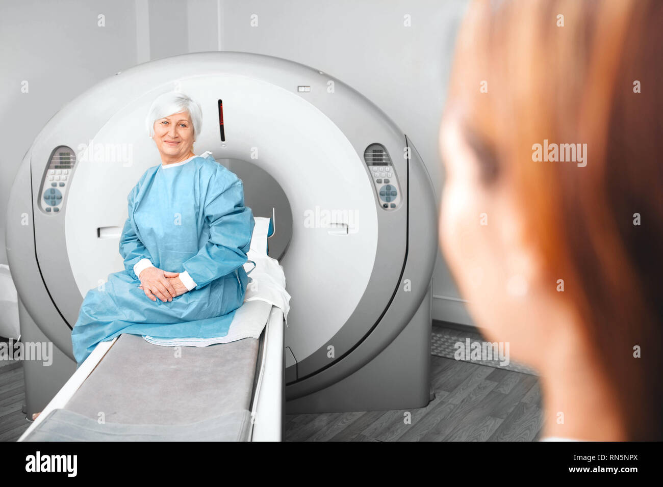 Ältere Frau in CT-Scanner in Krankenhaus gehen Stockfoto