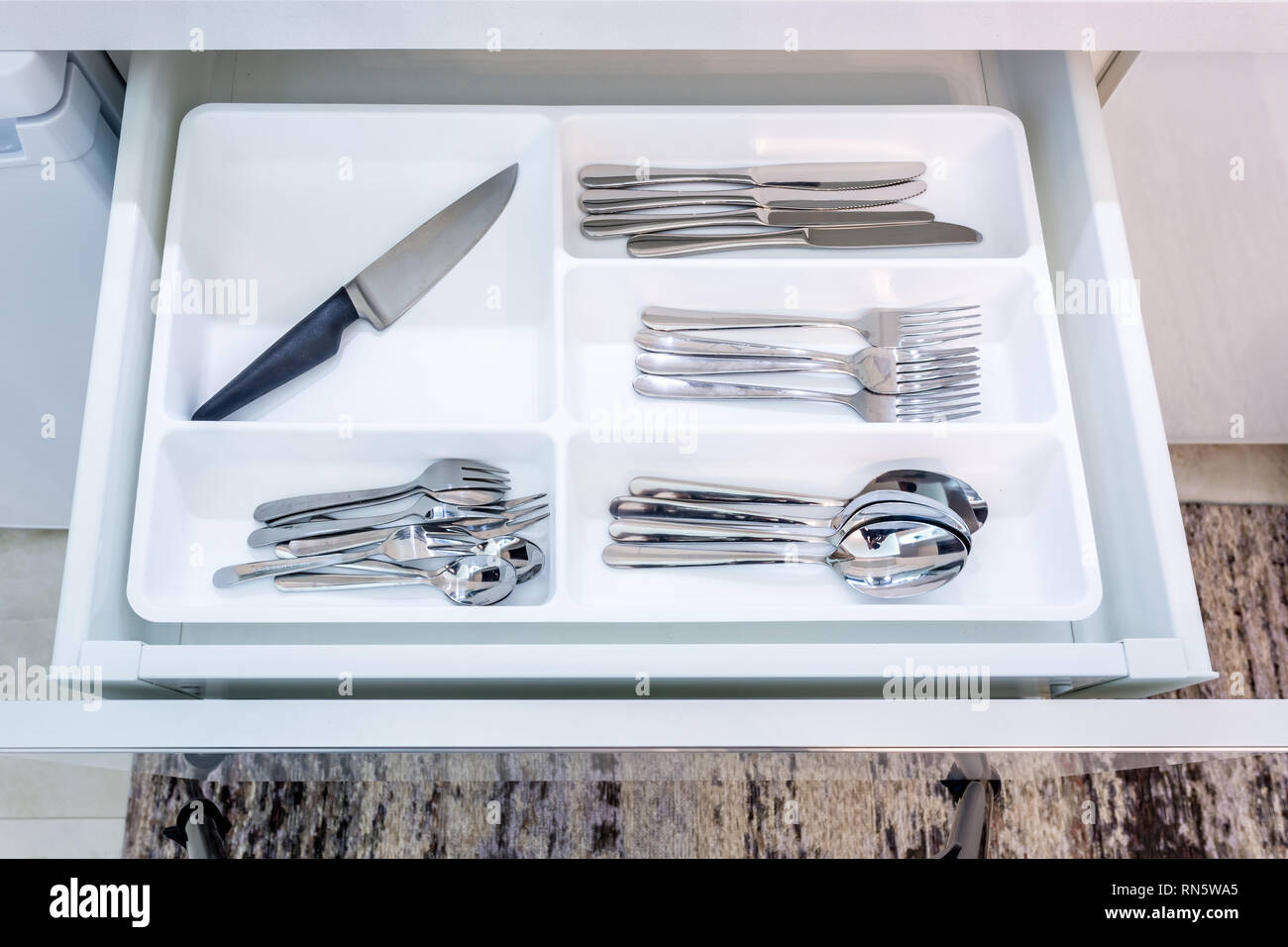 Besteck Löffel, Gabeln, Messer und Löffel auf dem Regal im Küchenschrank Stockfoto