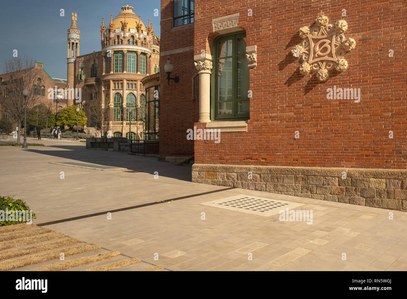 Hospital de la Santa Creu i Sant Pau, Detail der Fassade, des Hl. Leopold Pavillon im Hintergrund, entworfen von Architekt L. D. Montaner Stockfoto