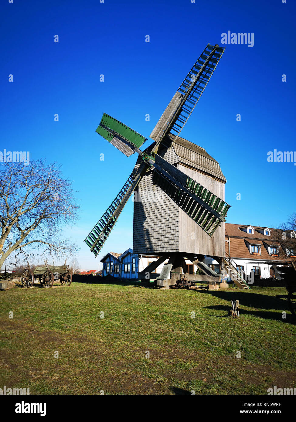 Windmühle, Wassermühle, Pferdewagen, Kutschenanhänger, Hintergrund Stockfoto