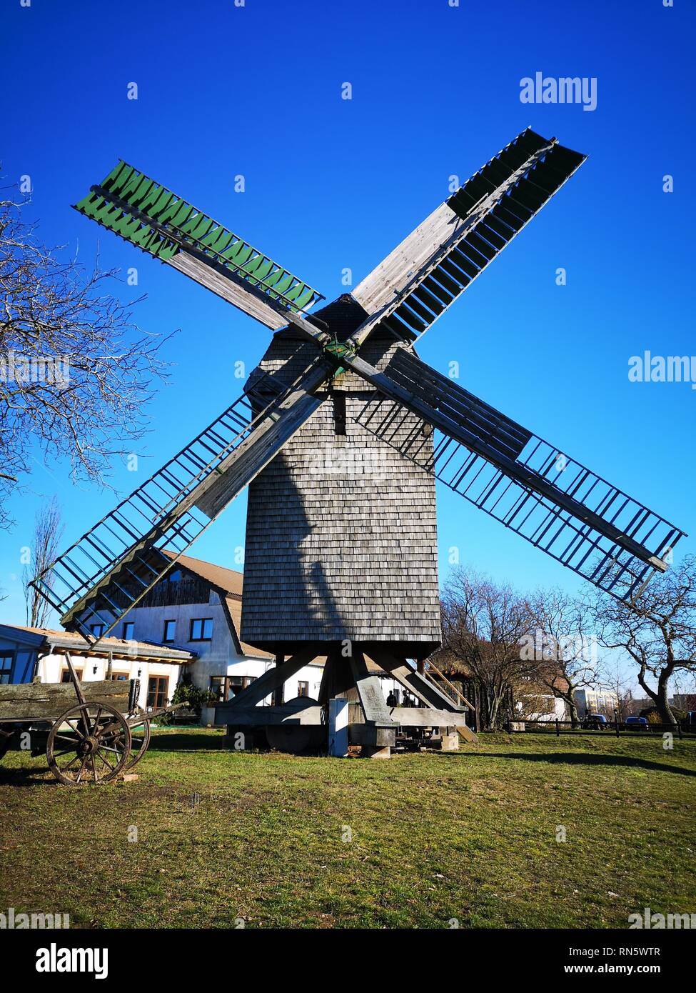 Windmühle, Wassermühle, Pferdewagen, Kutschenanhänger, Hintergrund Stockfoto