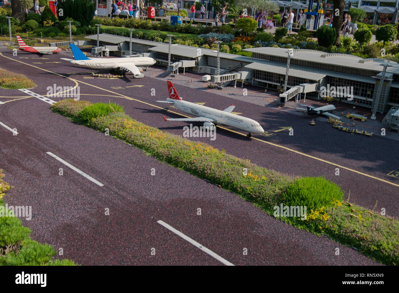 Ein Lego Turkish Airlines Flugzeug auf ein Lego Flughafen im Legoland Billund Resort in Dänemark. Stockfoto