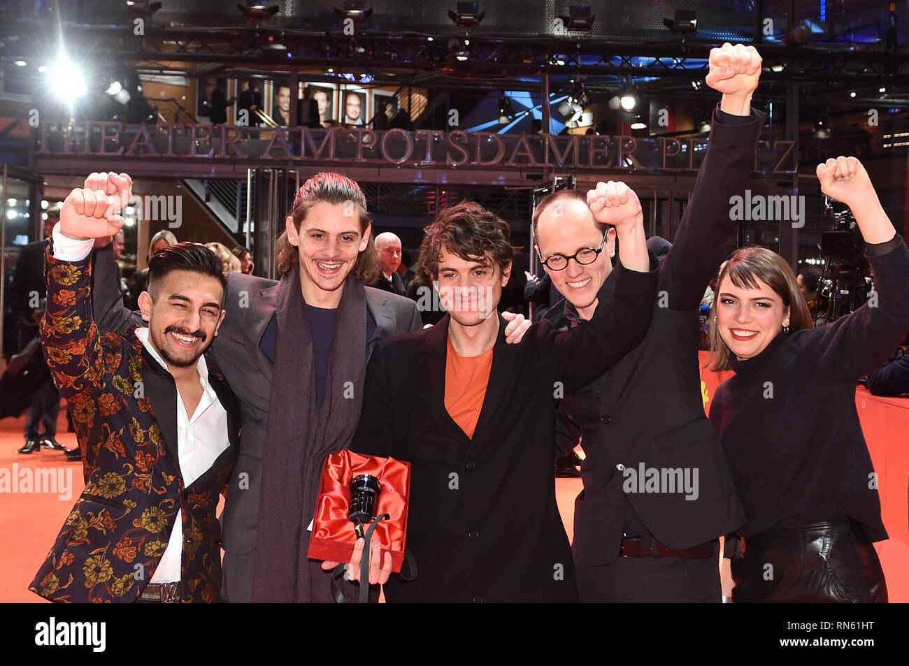 Berlin, Deutschland. 16 Feb, 2019. 69. Berlinale-Schließen und die Vergabe der Bären auf der Berlinale Palast: Schauspieler Zejhun Demirov (L-R), Bastian Klügel, Produzent, Mehmet Akif Büyükatalay, Regisseur und Drehbuchautor, Claus Reichel, Produzent, und Schauspielerin Deniz Orta. Mehmet Akif Büyükatalay, deutsch-türkische Regisseur des Films "Oray' zeigt seine GWFF-Preis für den Besten Erstlingsfilm erhalten. Credit: Gregor Fischer/dpa/Alamy leben Nachrichten Stockfoto