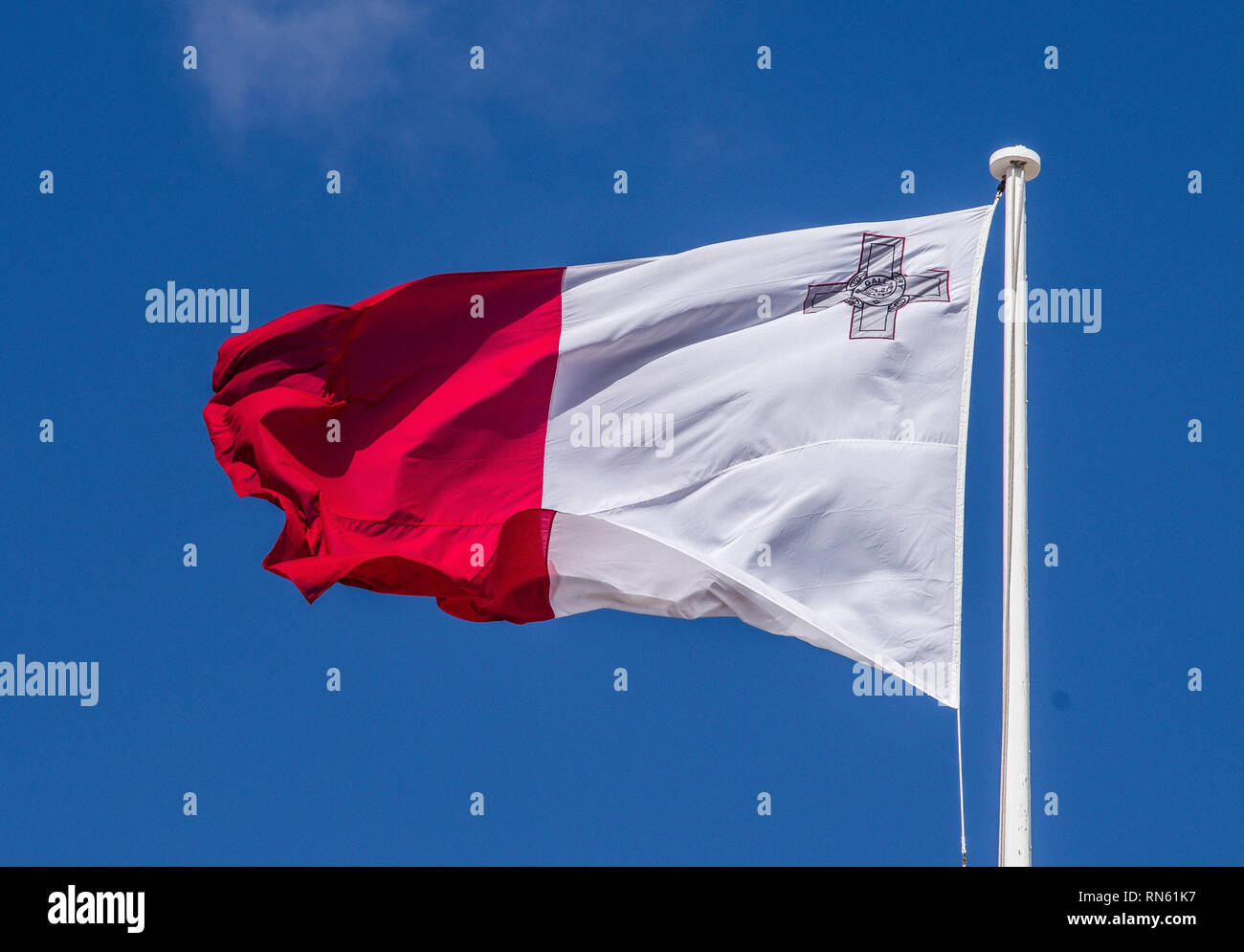 Valletta, Malta. 16 Feb, 2019. Die unter der Flagge von Malta über der Castille in Valletta. Gut ein Jahr seit dem Oktober 2017th Ermordung des maltesischen Journalisten Daphne Caruana Galizia, die Gerichtsverfahren gegen die drei angeklagten beschuldigt, den Mord weiter auf mit dem Europarat und seinen Partnern dass "keine glaubwürdige Angabe Malta untersucht, die die Ermordung von Daphne Caruana Galizia''. usinesspeople in Auftrag gegeben. Eine kleine Gruppe von hauptsächlich weiblichen acti Credit: ZUMA Press, Inc./Alamy Live News Credit: ZUMA Press, Inc./Alamy Live News Credit: ZUMA Press, Inc./Alamy Live Ne Stockfoto