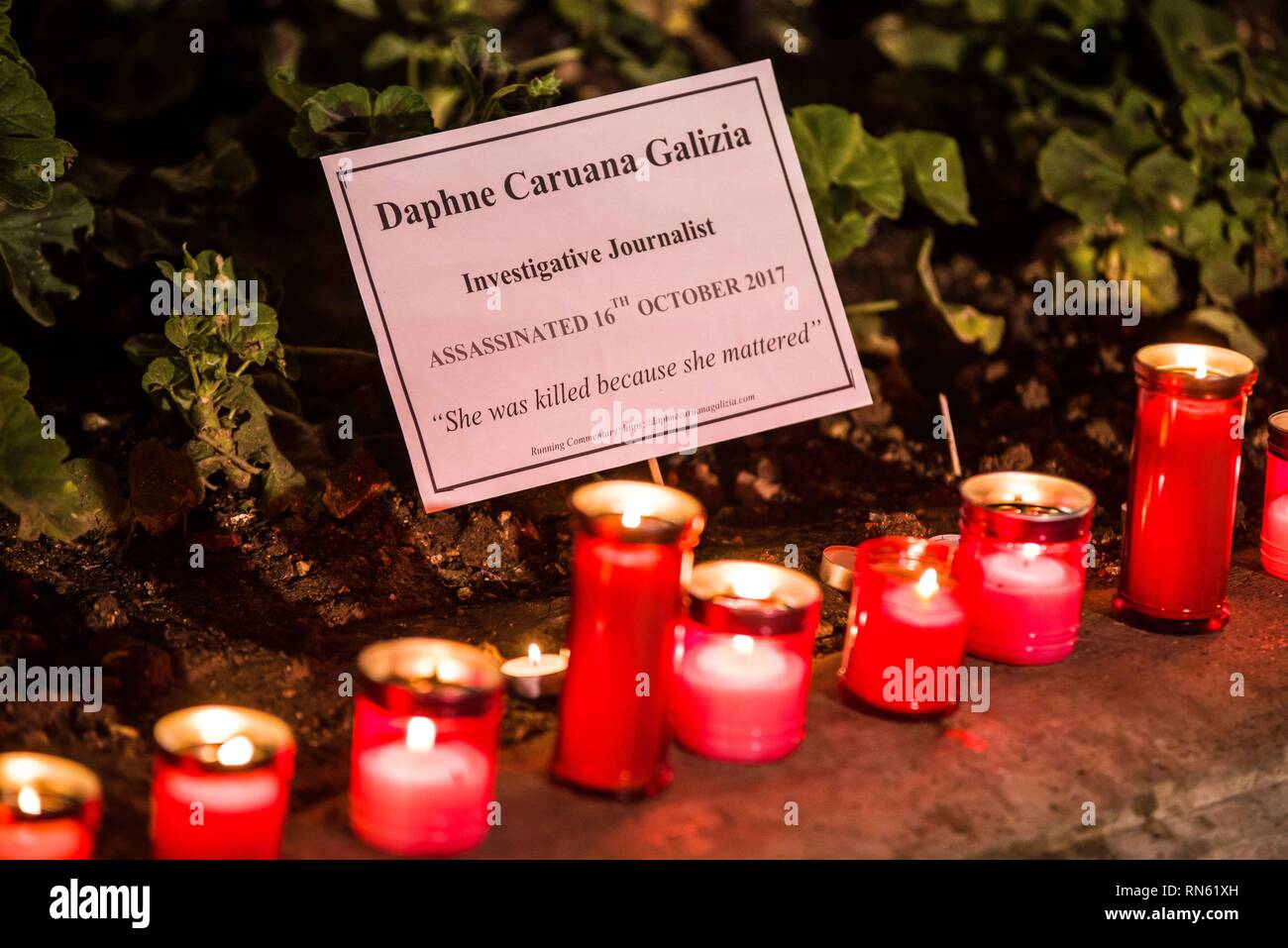 Valletta, Malta. 16 Feb, 2019. Von einer Mahnwache an der Valletta Belagerung Denkmal für ermordete Journalist Daphne Caruana Galizia. Gut ein Jahr seit dem Oktober 2017th Ermordung des maltesischen Journalisten Daphne Caruana Galizia, die Gerichtsverfahren gegen die drei angeklagten beschuldigt, den Mord weiter auf mit dem Europarat und seinen Partnern dass "keine glaubwürdige Angabe Malta untersucht, die die Ermordung von Daphne Caruana Galizia'' in Auftrag gegeben. usinesspeo Credit: ZUMA Press, Inc./Alamy Live News Credit: ZUMA Press, Inc./Alamy Live News Credit: ZUMA Press, Inc./Alamy Live N Stockfoto