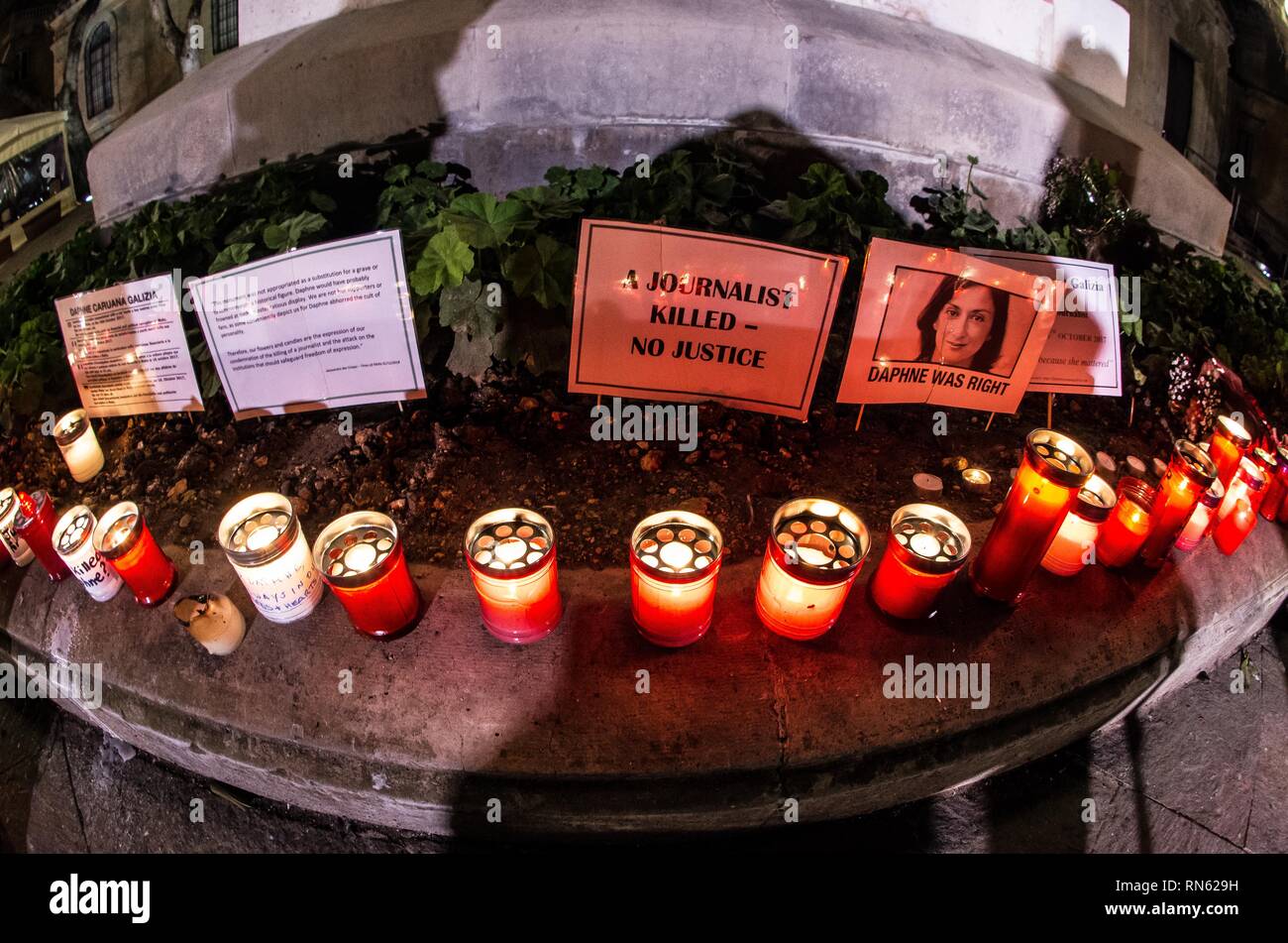 Valletta, Malta. 16 Feb, 2019. Kerzen am Malta Belagerung Denkmal zu Ehren des ermordeten Journalistin Daphne Caruana Galizia. Gut ein Jahr seit dem Oktober 2017th Ermordung des maltesischen Journalisten Daphne Caruana Galizia, die Gerichtsverfahren gegen die drei angeklagten beschuldigt, den Mord weiter auf mit dem Europarat und seinen Partnern dass "keine glaubwürdige Angabe Malta untersucht, die die Ermordung von Daphne Caruana Galizia'' in Auftrag gegeben. Credit: ZUMA Press, Inc./Alamy Live News Credit: ZUMA Press, Inc./Alamy Live News Credit: ZUMA Press, Inc./Alamy leben Nachrichten Stockfoto