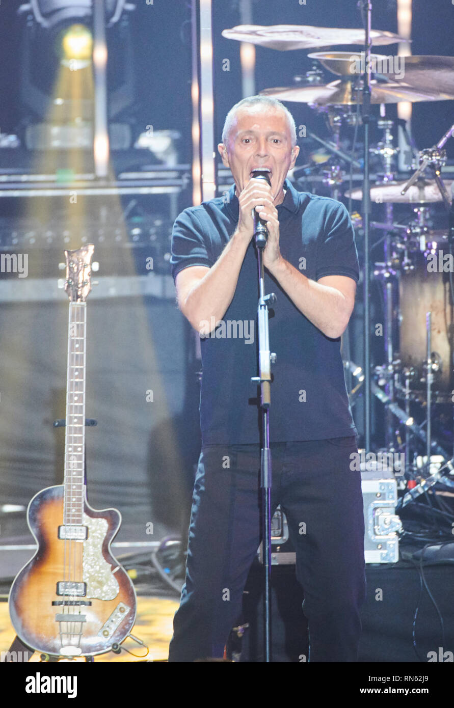 Berlin, Deutschland. 16 Feb, 2019. Der Sänger Curt Smith steht mit seiner Band "Tears For Fears" auf der Bühne im Tempodrom. Die Band hat nur zwei Konzerte in Deutschland auf Ihrer aktuellen Tour. Quelle: Annette Riedl/dpa/Alamy leben Nachrichten Stockfoto