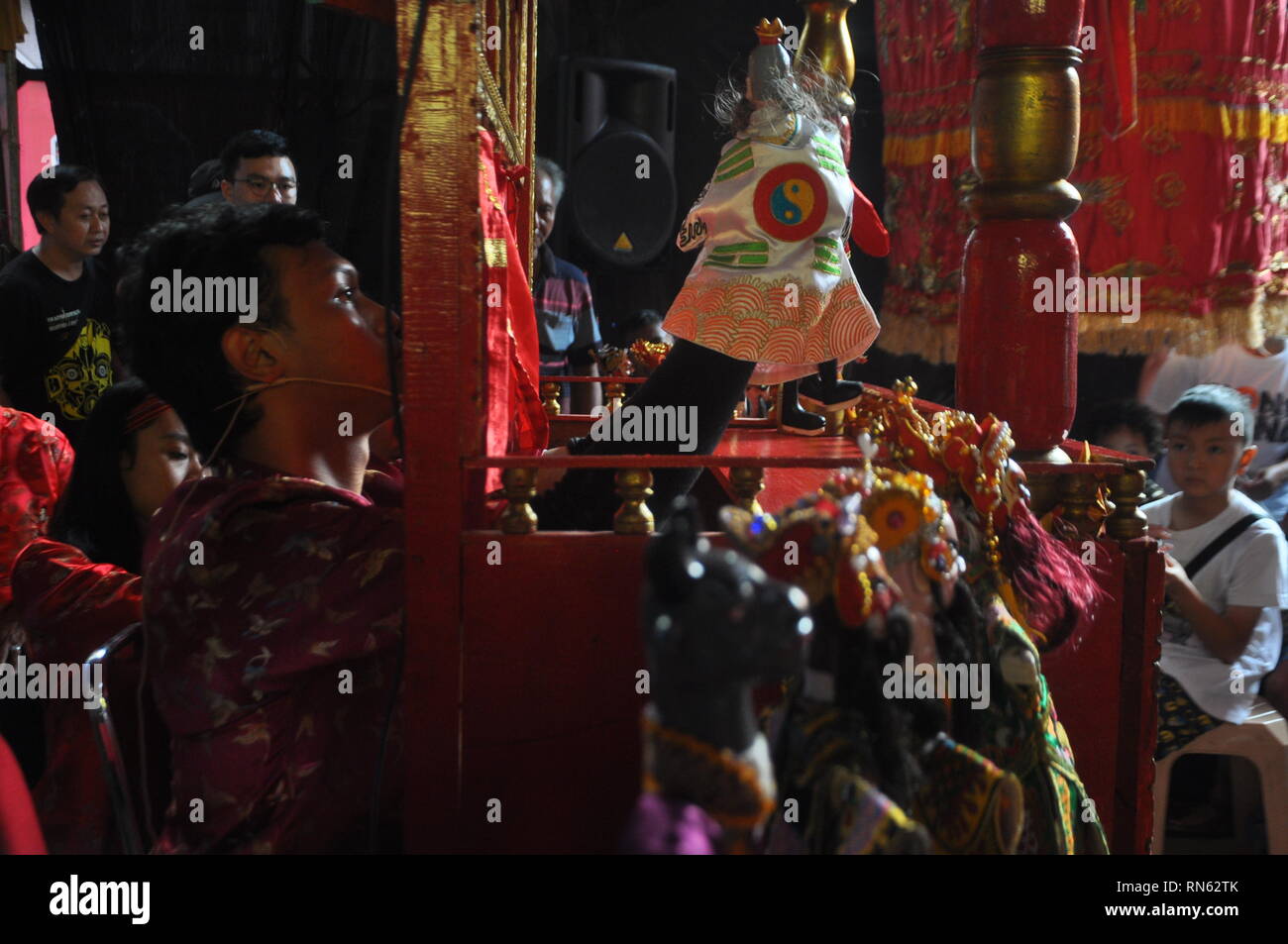 Bogor, West Java, Indonesien. 17 Feb, 2019. Puppenspieler gesehen, das einen der Marionette Zeichen während der Show an Dhanagun Tempel. Diese Show ist eine Reihe von chinesischen Neue Jahr. Credit: Rangga Firmansyah/SOPA Images/ZUMA Draht/Alamy leben Nachrichten Stockfoto