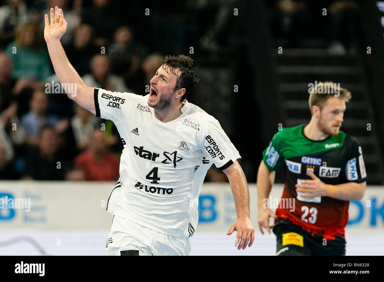 Kiel, Deutschland. 17 Feb, 2019. Handball: Bundesliga, THW Kiel - SC Magdeburg, den 21. Spieltag. Kiels Domagoj Duvnjak cheers. Credit: Frank Molter/dpa/Alamy leben Nachrichten Stockfoto