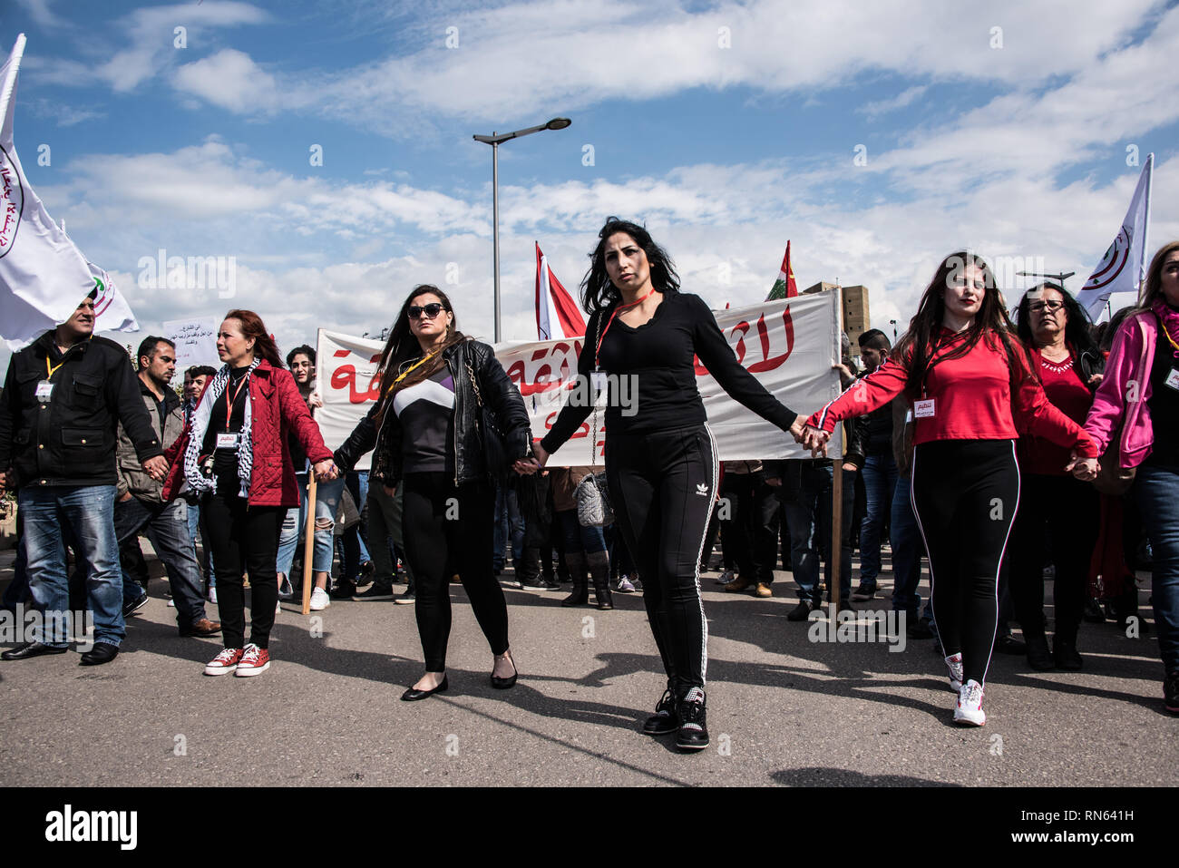 Beirut, Libanon. 17 Feb, 2019. Bürger März durch Beirut aus Protest gegen die wirtschaftliche Ungleichheit und erschreckende Mangel an grundlegenden öffentlichen Dienstleistungen im Libanon. Aufruf für eine nicht-säkularen Regierung Struktur, effiziente öffentliche Dienstleistungen und ein Ende der Korruption, sagen Sie, dass Sie alle zwei Wochen kommen zur friedlichen Druck auf einem Status quo, unerträglich für zu lang wurde. Beirut, Libanon, 17. Februar 2019. Credit: Elizabeth Fitt/Alamy leben Nachrichten Stockfoto