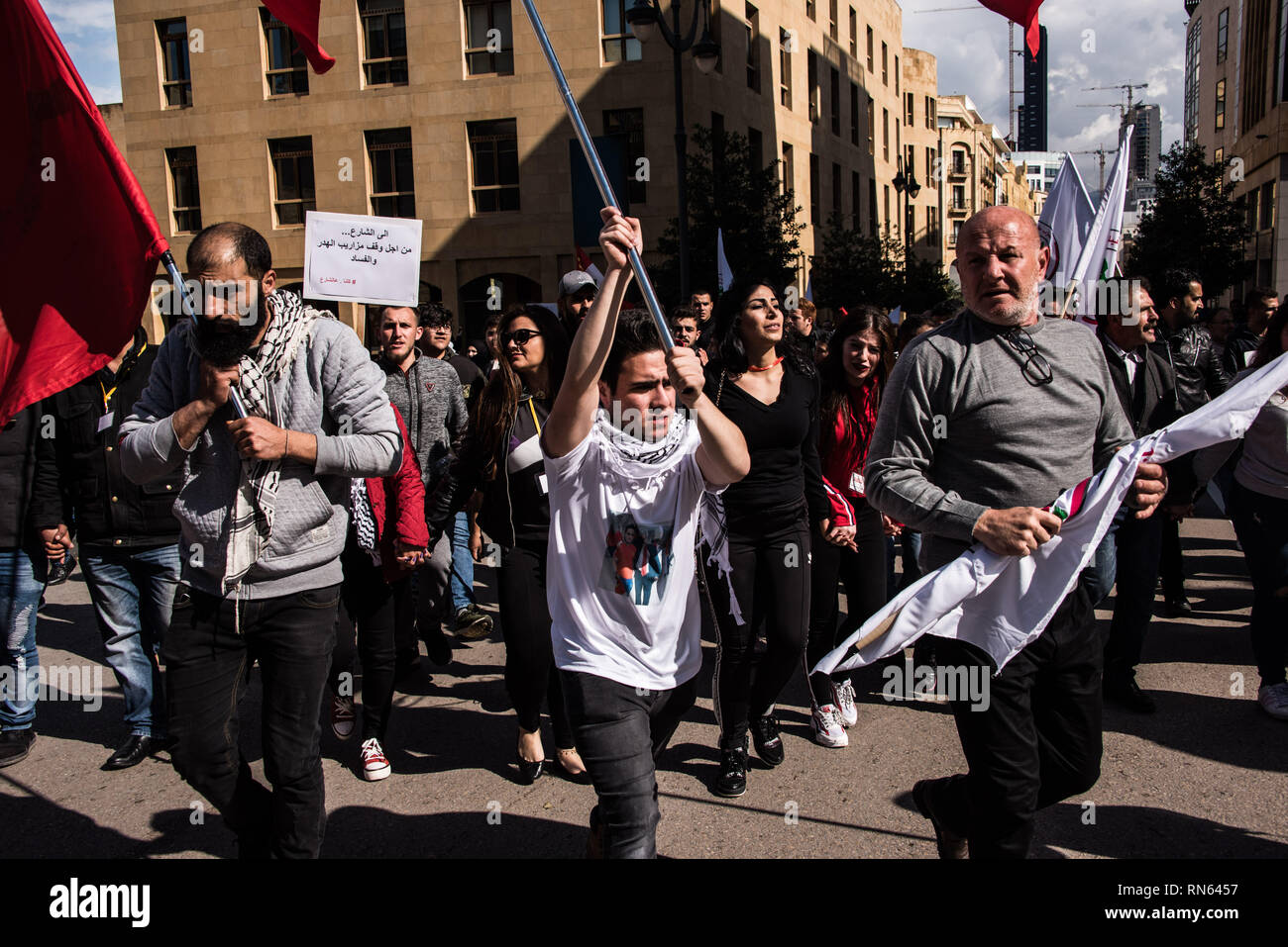 Beirut, Libanon. 17 Feb, 2019. Bürger März durch Beirut aus Protest gegen die wirtschaftliche Ungleichheit und erschreckende Mangel an grundlegenden öffentlichen Dienstleistungen im Libanon. Aufruf für eine nicht-säkularen Regierung Struktur, effiziente öffentliche Dienstleistungen und ein Ende der Korruption, sagen Sie, dass Sie alle zwei Wochen kommen zur friedlichen Druck auf einem Status quo, unerträglich für zu lang wurde. Beirut, Libanon, 17. Februar 2019. Credit: Elizabeth Fitt/Alamy leben Nachrichten Stockfoto