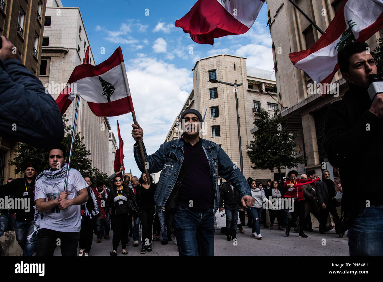 Beirut, Libanon. 17 Feb, 2019. Bürger März durch Beirut aus Protest gegen die wirtschaftliche Ungleichheit und erschreckende Mangel an grundlegenden öffentlichen Dienstleistungen im Libanon. Aufruf für eine nicht-säkularen Regierung Struktur, effiziente öffentliche Dienstleistungen und ein Ende der Korruption, sagen Sie, dass Sie alle zwei Wochen kommen zur friedlichen Druck auf einem Status quo, unerträglich für zu lang wurde. Beirut, Libanon, 17. Februar 2019. Credit: Elizabeth Fitt/Alamy leben Nachrichten Stockfoto