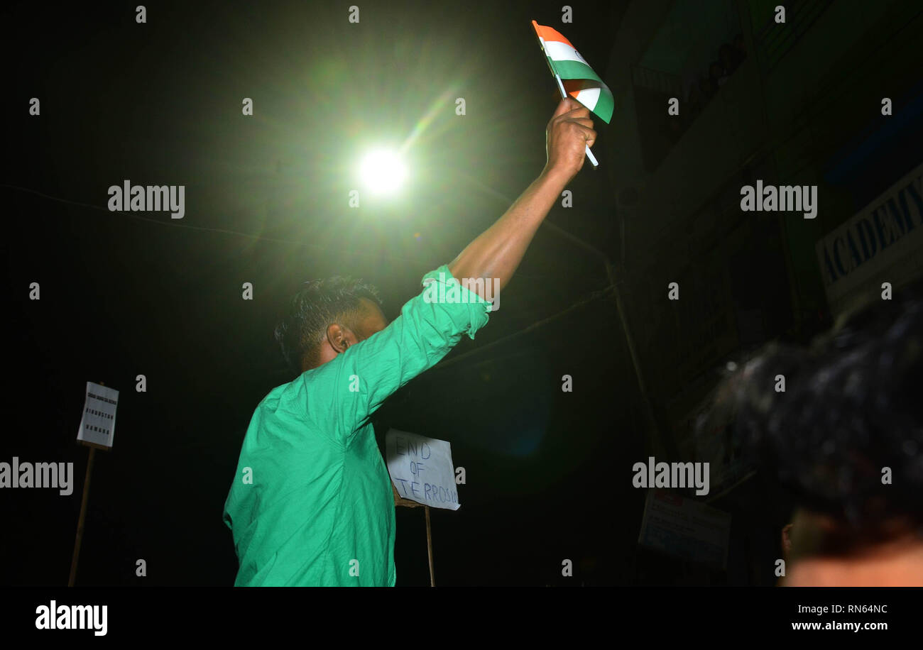 Eine Demonstrantin mit einem Indischen Nationalflagge shout Slogans gegen Pakistan während eines Protestes für die paramilitärische Kräfte der zentralen Reserve Polizei (Crpf) Angriff, die dann getötet 40 indischen CRPF, in Dimapur Indischen nordöstlichen Bundesstaat Nagaland am Sonntag, 17. Februar 2019. Foto Credit: Caisii Caisii Mao Mao/Alamy leben Nachrichten Stockfoto