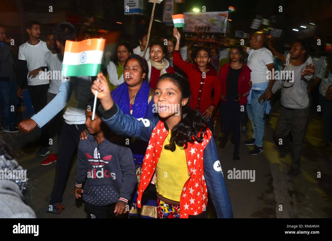 Dimapur, Indien 17.02.2019: eine Demonstrantin mit einem Indischen Nationalflagge shout Slogans gegen Pakistan während eines Protestes für die paramilitärische Kräfte der zentralen Reserve Polizei (Crpf) Angriff, die dann getötet 40 indischen CRPF, in Dimapur Indischen nordöstlichen Bundesstaat Nagaland. Credit: Caisii Mao/Alamy leben Nachrichten Stockfoto