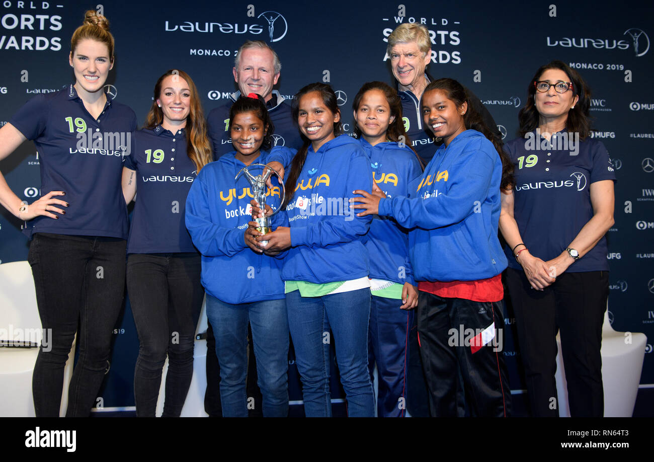 Preis: Laureus Sport für gute Award 2019. Gewinner der Trophäe ist der Indische soziales sport projekt Heshen: Zurück von Links nach Rechts: Melissa 'Missy' Jeanette Franklin (Laureus Botschafter), Kosovare Asllani, Sean Fitzpatrick (Vorsitzender der Laureus), Arsène Wenger, Nawal El Moutawakel (Laureu Botschafter). Vorne sind die Gewinner nach rechts Radha, Neeta, Konika und Hema, Fußballspieler des Projekts Heshen links. GES/Sport Allgemein/Laureus World Sports Awards 2019, 17.02.2019 Sport: Laureus World Sports Awards 2019, Februar 17, 2019 | Verwendung weltweit Stockfoto